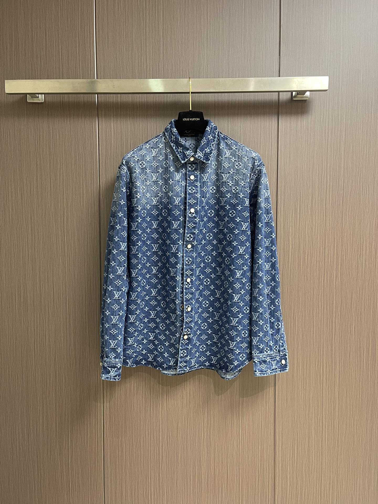“Stylish 816LV 2025s Cowboy Coats with Monogram Drawings for Autumn and Winter” - 图片 1