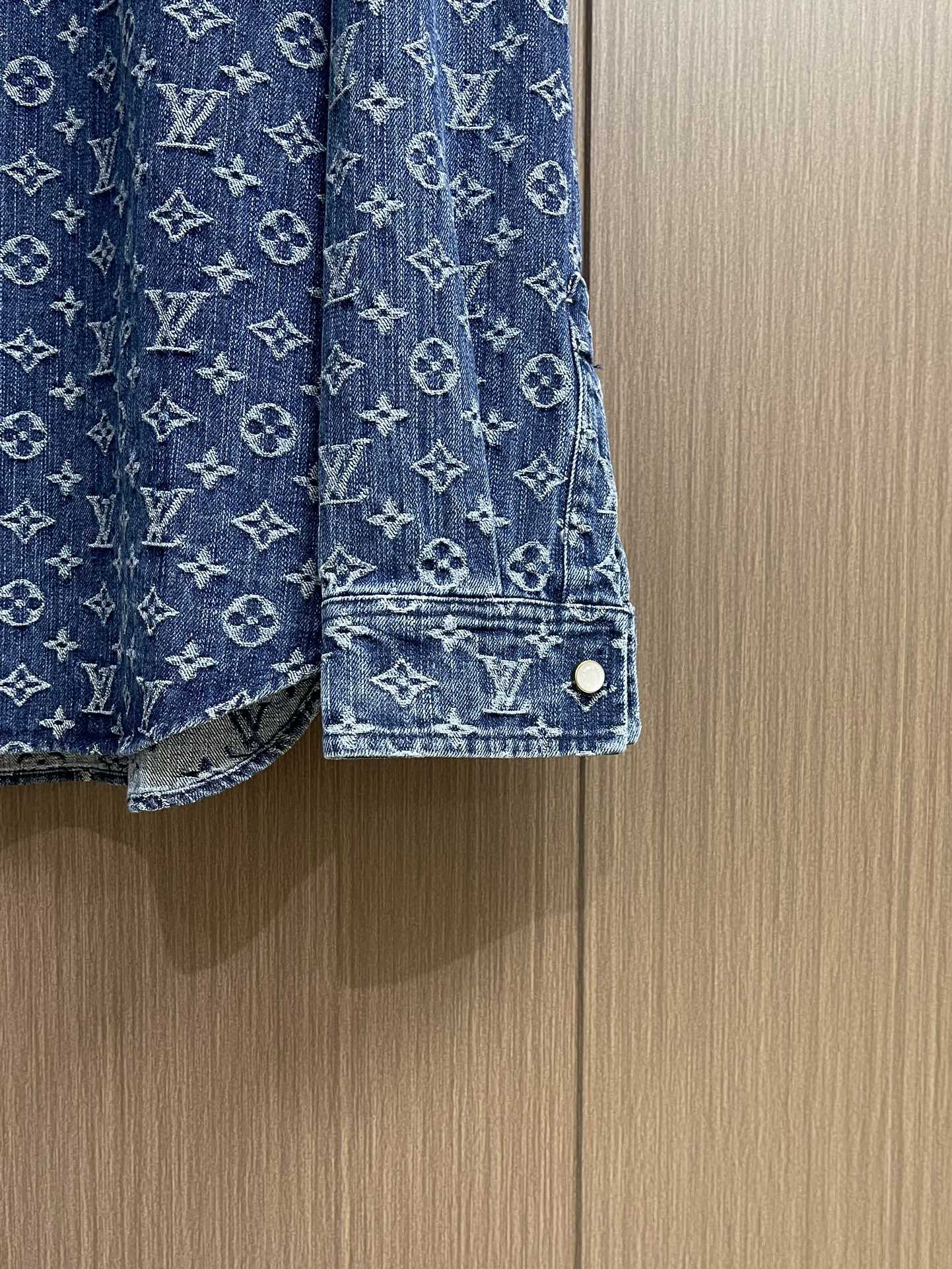 “Stylish 816LV 2025s Cowboy Coats with Monogram Drawings for Autumn and Winter” - 图片 7