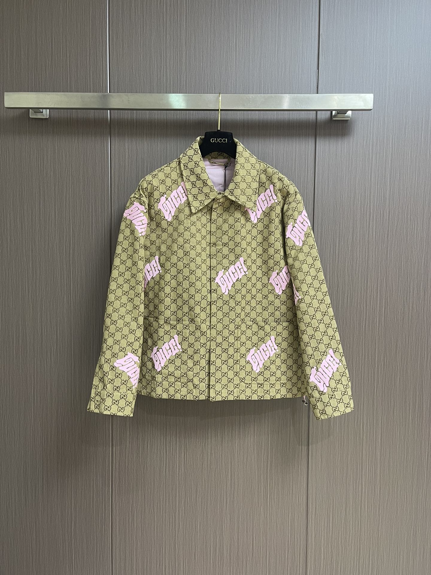 “GUCCI 2025 Autumn Collection: Symmetrical Puffed Bags with Pink Rags and Metal Zips”