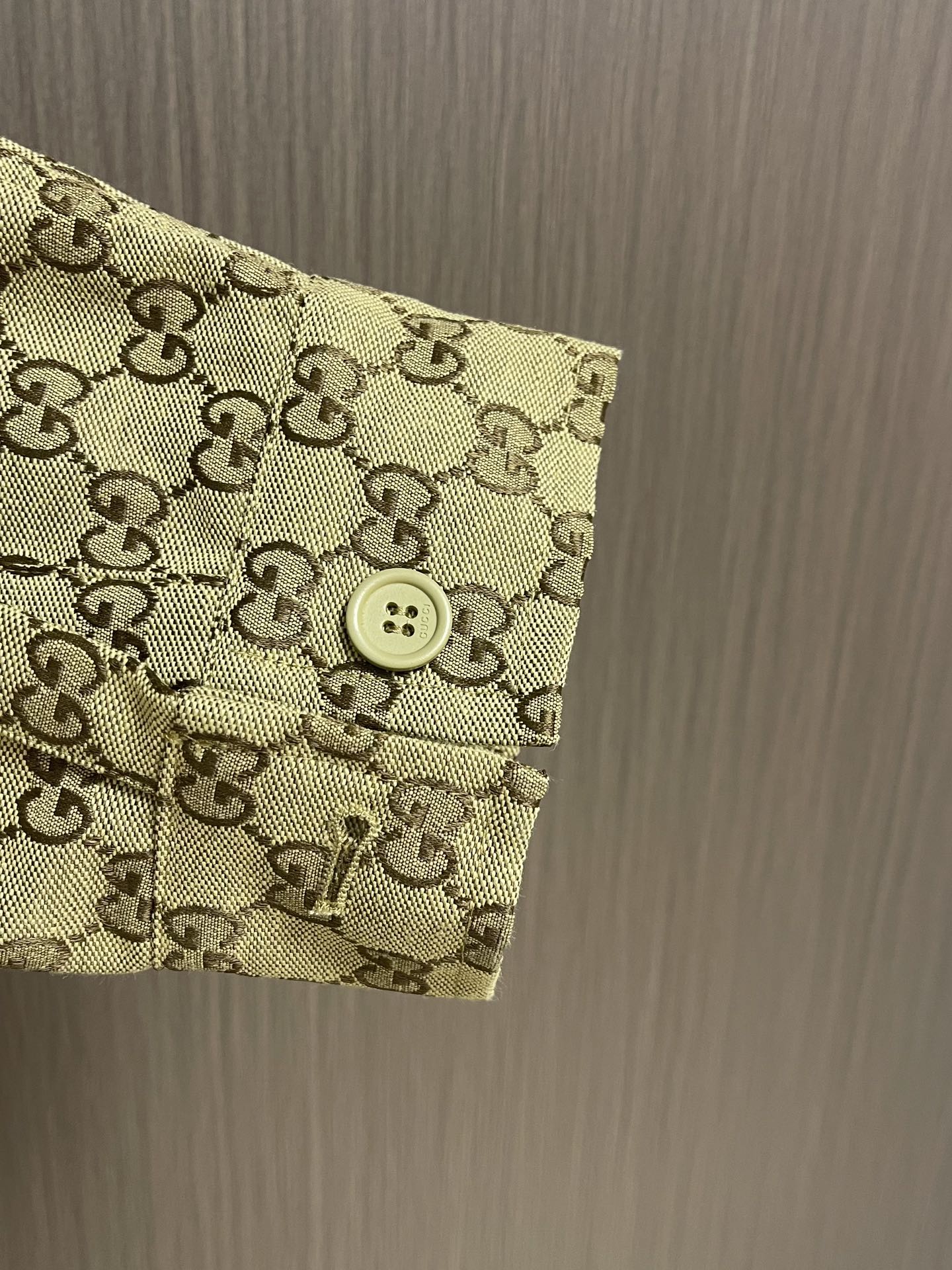 “GUCCI 2025 Autumn Collection: Symmetrical Puffed Bags with Pink Rags and Metal Zips” - 图片 8