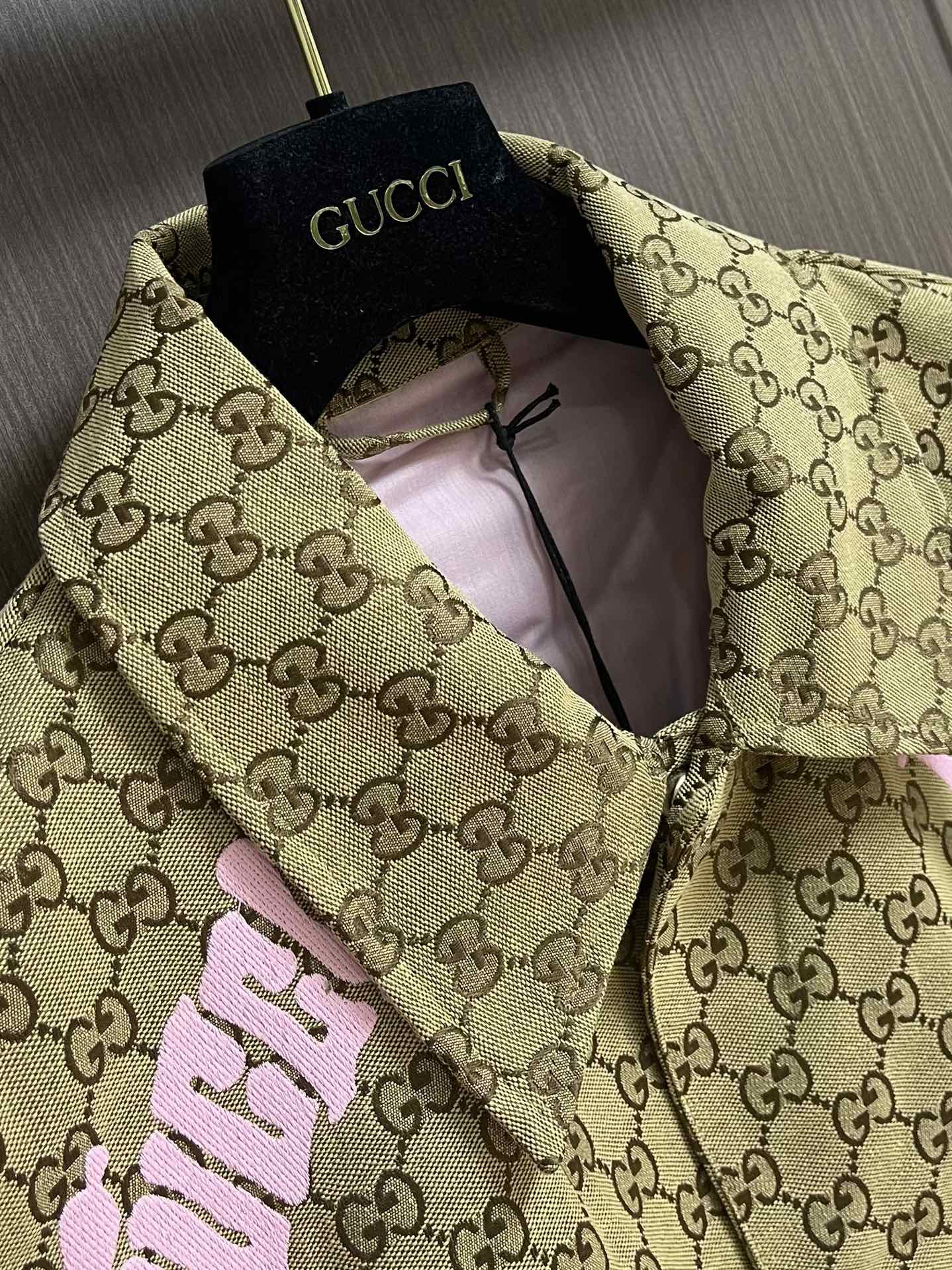 “GUCCI 2025 Autumn Collection: Symmetrical Puffed Bags with Pink Rags and Metal Zips” - 图片 3