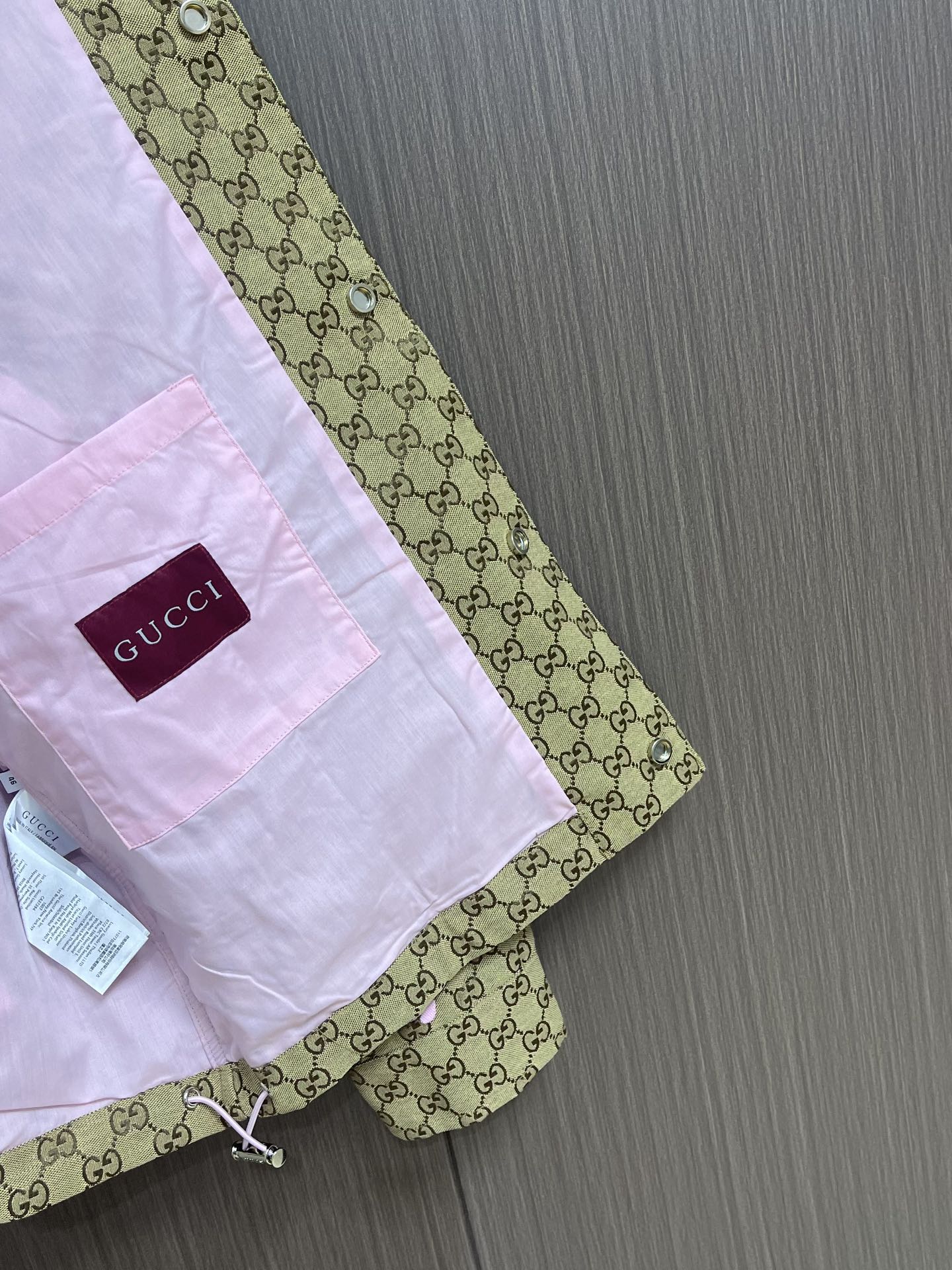 “GUCCI 2025 Autumn Collection: Symmetrical Puffed Bags with Pink Rags and Metal Zips” - 图片 9