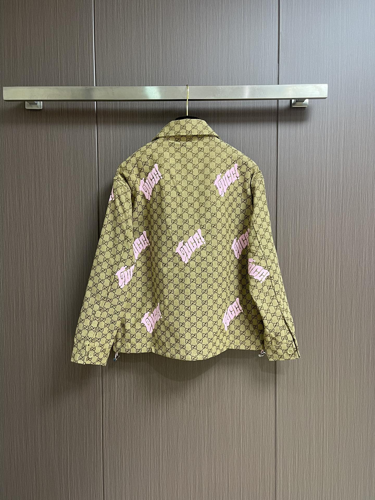 “GUCCI 2025 Autumn Collection: Symmetrical Puffed Bags with Pink Rags and Metal Zips” - 图片 2