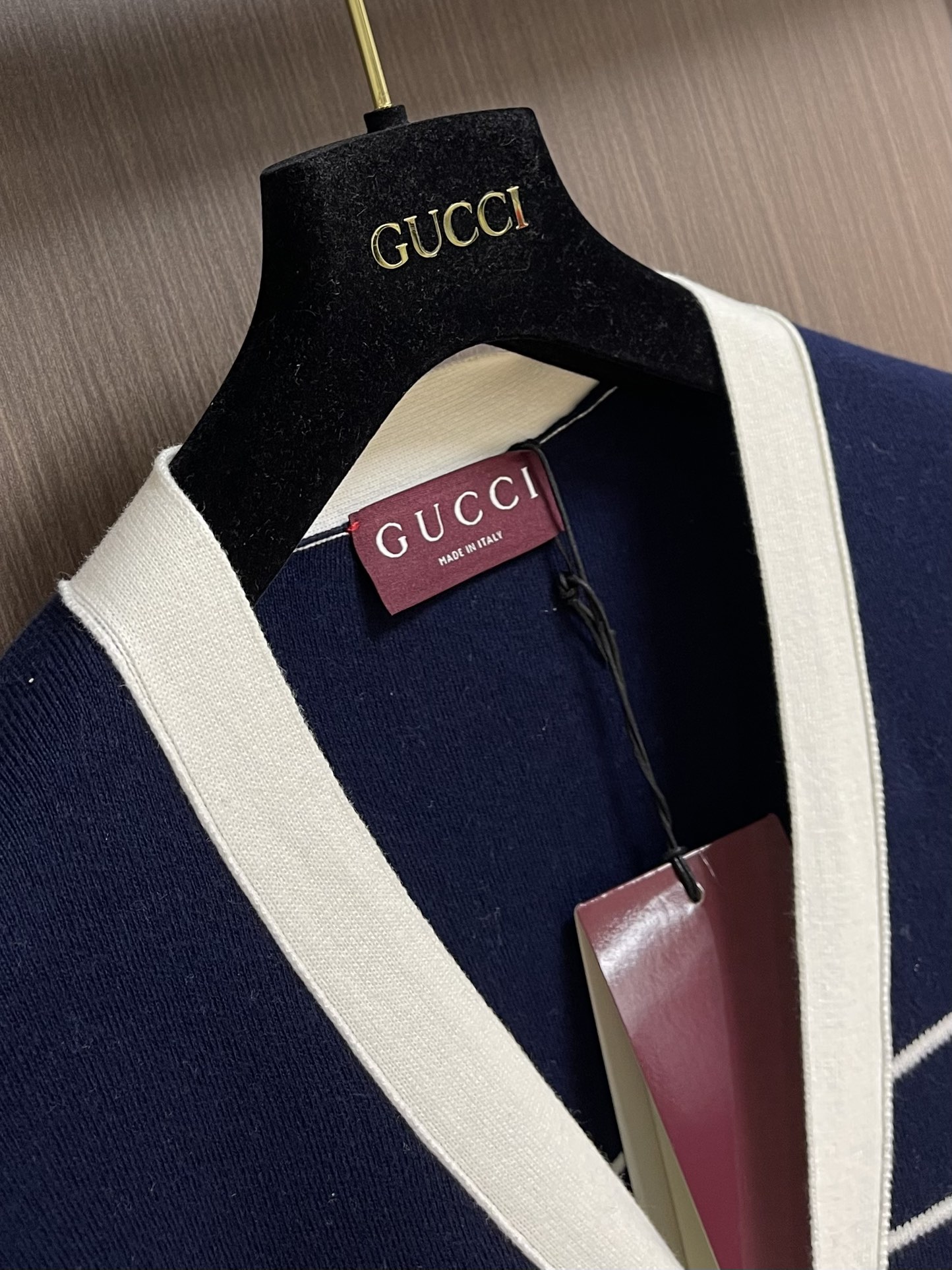 “GUCCI 2025ss V-Shirt: Strip-Tip-Weaving Cotton, Color Knitting, Comfortable Fit, Handcrafted Embroidery | Sizes S-XL” - 图片 3