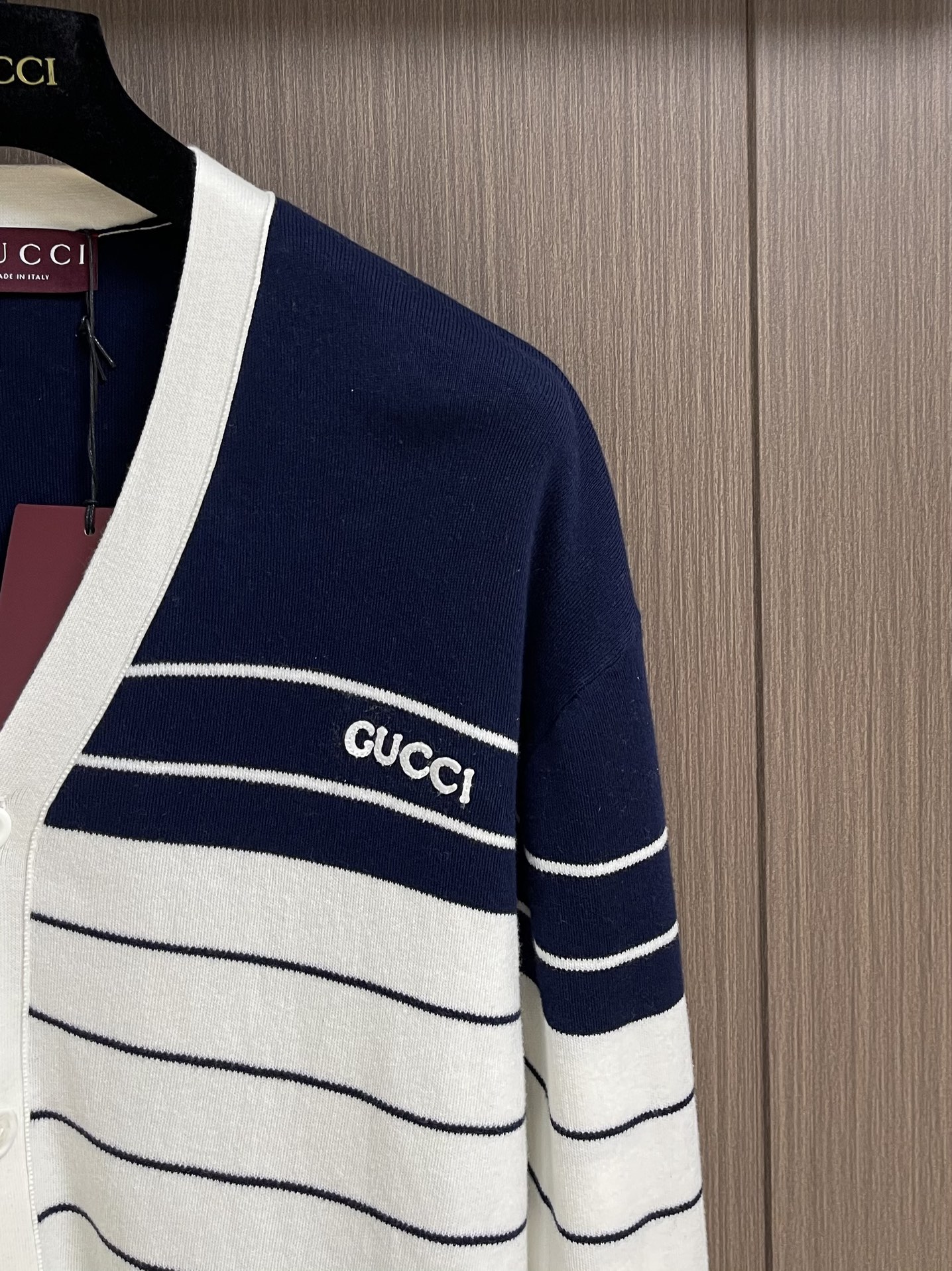“GUCCI 2025ss V-Shirt: Strip-Tip-Weaving Cotton, Color Knitting, Comfortable Fit, Handcrafted Embroidery | Sizes S-XL” - 图片 4
