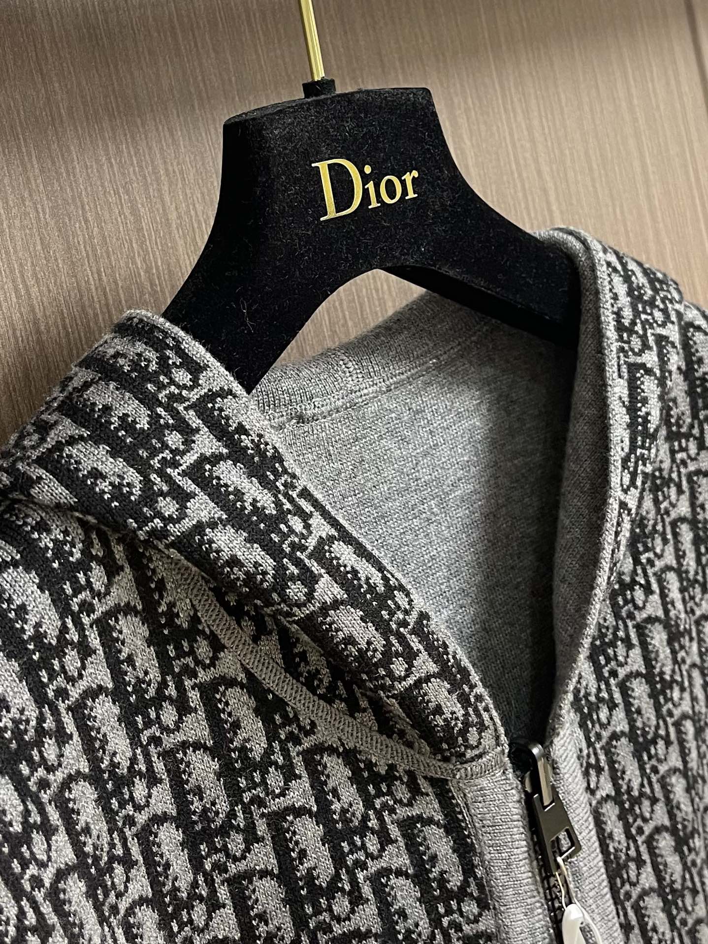 “936Dior 2025 Reversible Wool Coats with Bouquet Embellishments in Classic Swiss Style” - 图片 3