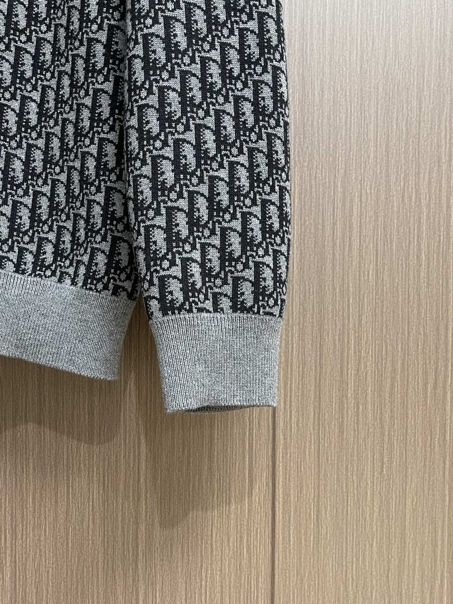 “936Dior 2025 Reversible Wool Coats with Bouquet Embellishments in Classic Swiss Style” - 图片 7