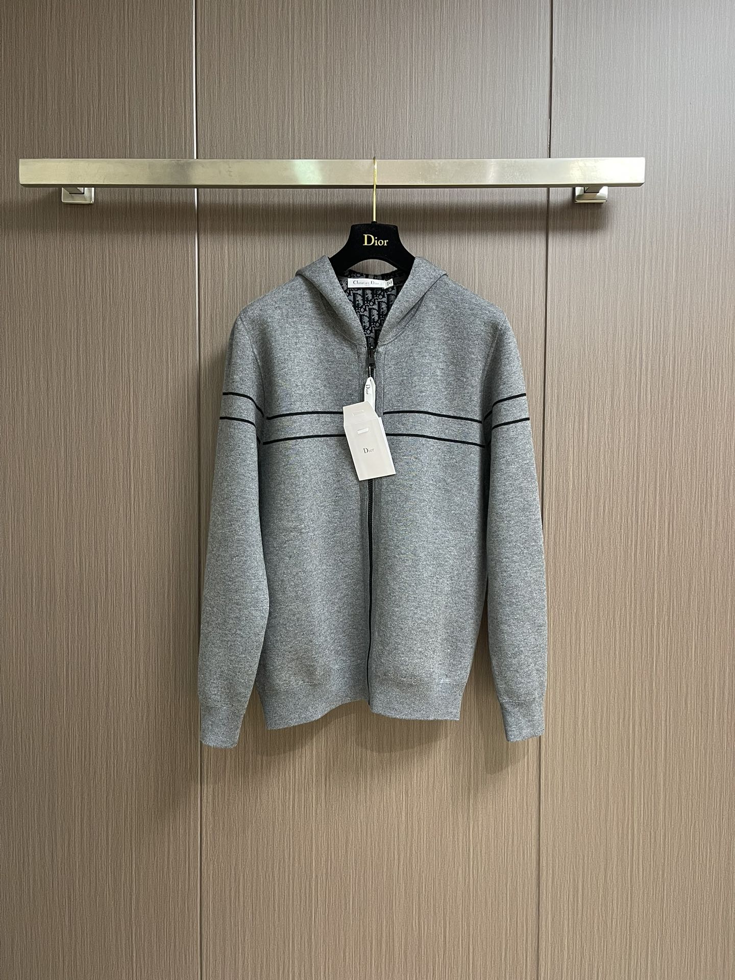 “936Dior 2025 Reversible Wool Coats with Bouquet Embellishments in Classic Swiss Style” - 图片 5