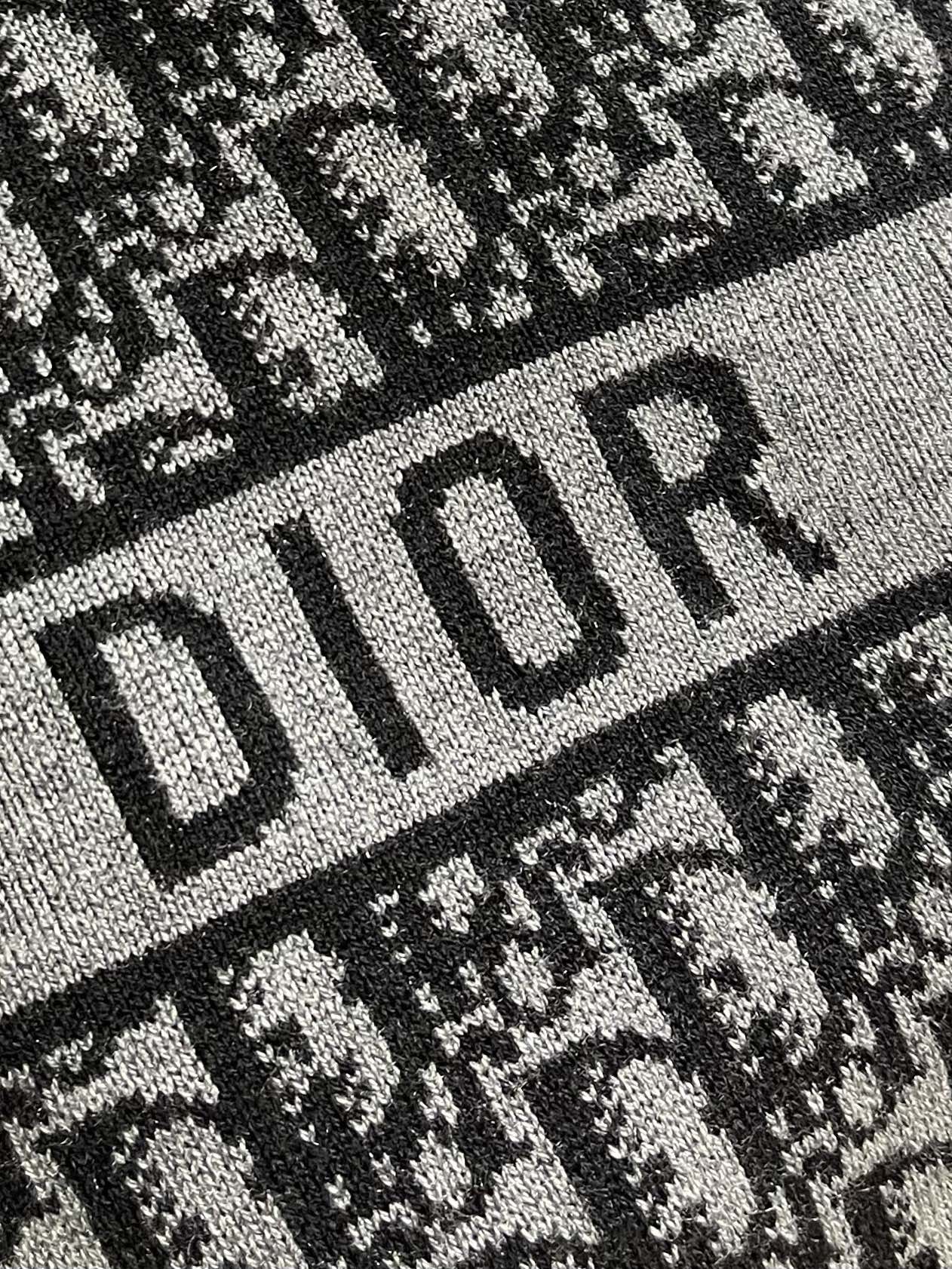 “936Dior 2025 Reversible Wool Coats with Bouquet Embellishments in Classic Swiss Style” - 图片 9