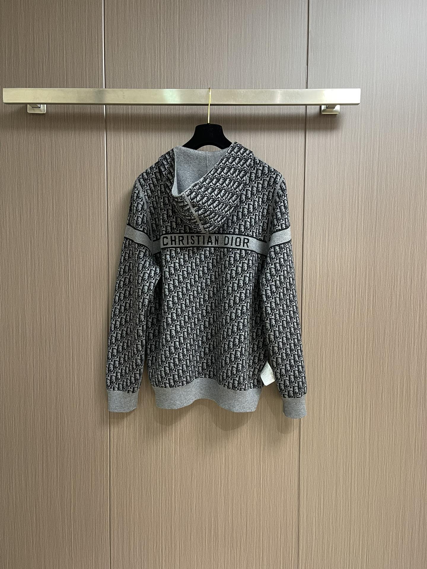 “936Dior 2025 Reversible Wool Coats with Bouquet Embellishments in Classic Swiss Style” - 图片 2