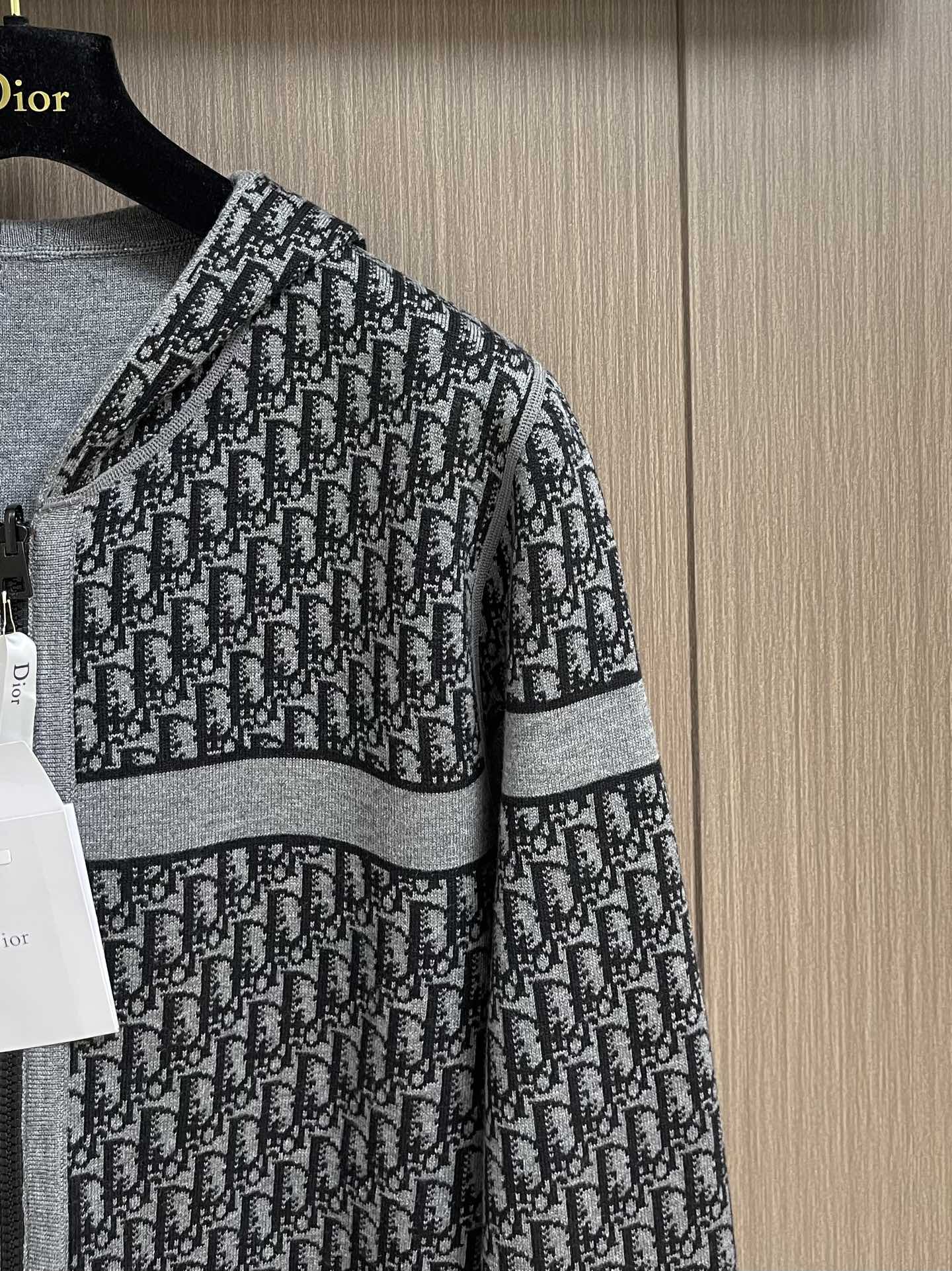 “936Dior 2025 Reversible Wool Coats with Bouquet Embellishments in Classic Swiss Style” - 图片 4