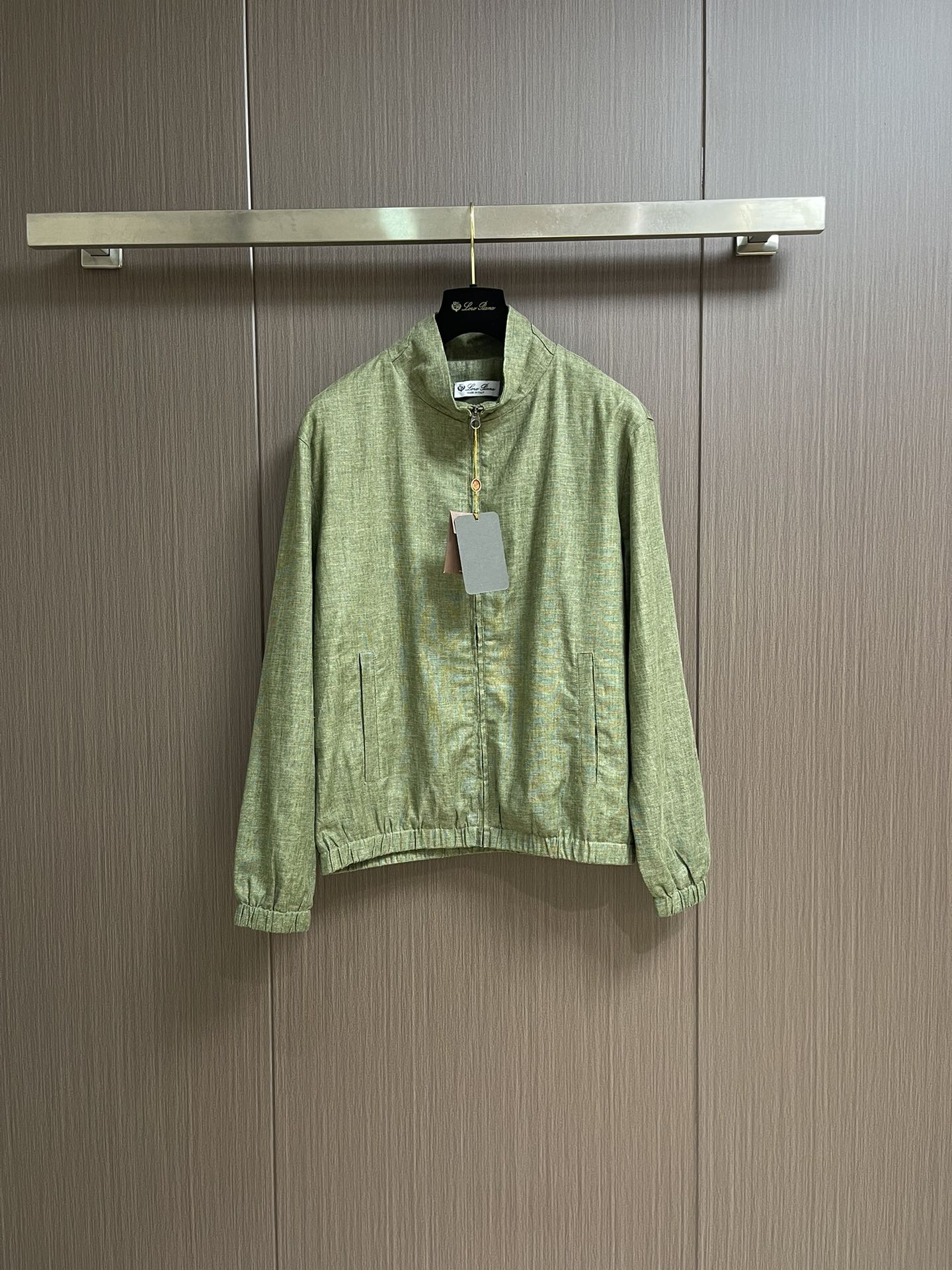 NO:516738,LP Loropiana old-fashioned new linen fabric stand-up collar jacket, the whole body design perfectly integrates Italian aesthetics, the color matching is versatile, and it is in line with everyday wear. It has a very high space for mixing and matching. It can control any occasion, business commuting, street leisure, etc., and the upper body effect is capable and stylish, and the wardrobe is excellent for business leisure and high attendance!  Customized high-woven vertical stripes and high-density copper-ammonia fiber lining, which is close and smooth and thin, perfectly modify the body. Whether it is daily going out or business leisure, it can be easily controlled, demonstrating the elegant temperament of men. Size 50-52-54,,loro piana,loro piana,jackets & coats,alexander wang19860909LP Loropiana 老钱风新款亚麻面料立领外套,通体的设计完美融合意式美学,配色万能百搭,符合日常各种穿搭,混搭兼容空间极高,驾驭任何场合,商务通勤、出街休闲等,上身效果干练有型,衣橱商务休闲绝佳的高出勤率！定制高织竖条纹高密铜氨纤维衬里,贴身爽滑细完美修饰身形,无论是日常出街还是商务休闲,都能轻松驾驭,彰显男士优雅气质.尺码50-52-54,,loro piana,loro piana,jackets & coats,alexander wang,Men's clothing