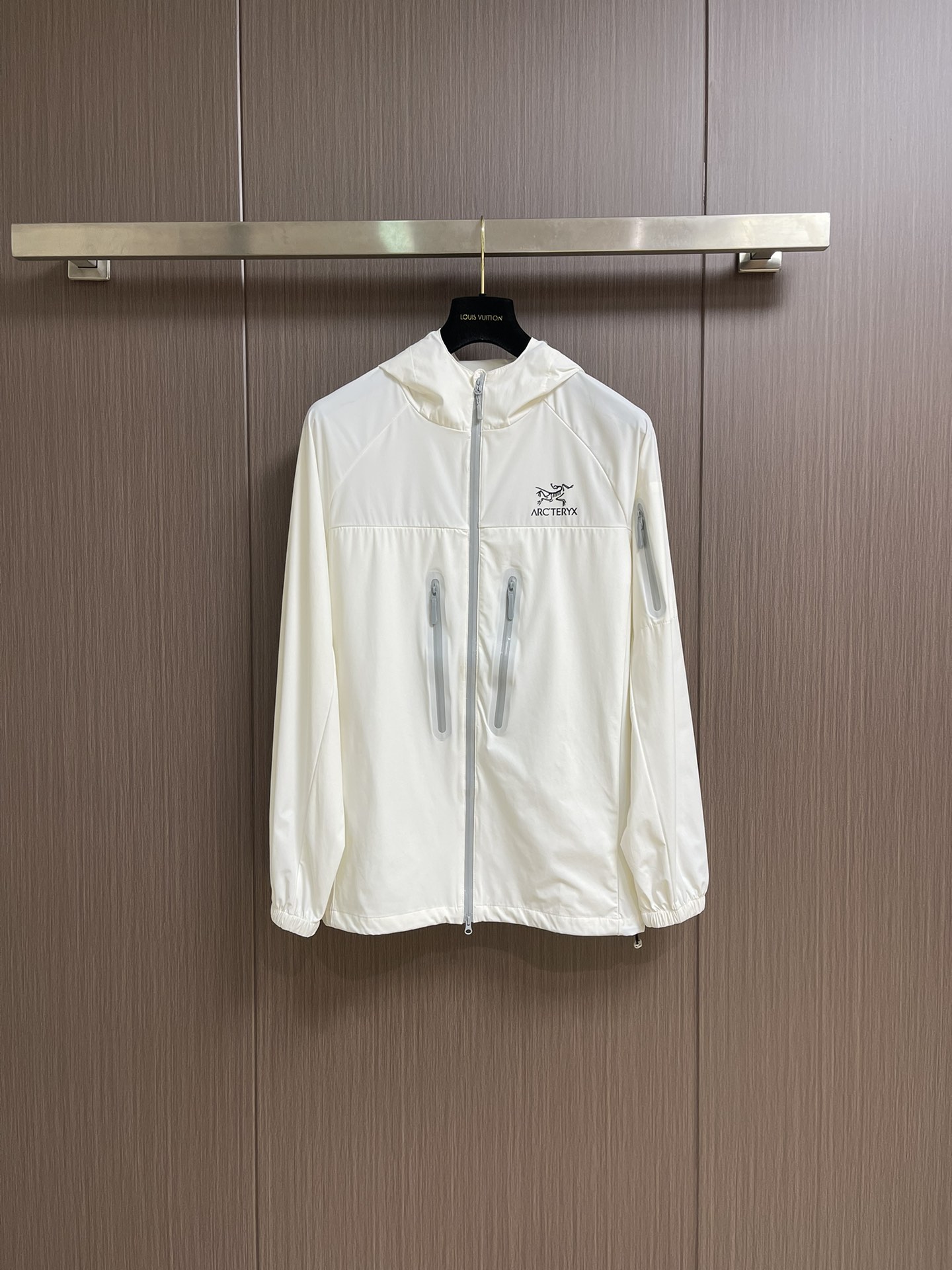 NO:520279,arcteryx 2025SS summer new lightweight breathable windproof thin hooded jacket, which can be used as sun protection. It is suitable for urban commuting and outdoor rock climbing. It is windproof and breathable, making the upper body more comfortable. It is compatible with various trendy occasions and outdoor activity series. It is a famous outdoor brand. It is worth recommending. It has a high cost performance. Size M-4XL, arc'teryx, jackets & coats,hats,alexander wang19860909arcteryx 始祖鸟 2025SS夏季新款轻量透气防风薄款连帽外套,可当防晒.适用于城市通勤和户外攀岩运动.防风透气,上身更加舒适.兼容各种潮流场合及户外活动系列,作为著名户外的品牌.值得推荐.性价比超高.尺码M-4XL,arc'teryx,jackets & coats,hats,alexander wang,Men's clothing