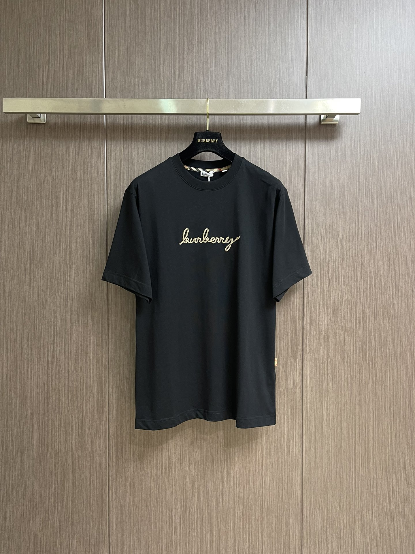 NO:490394,Burberry Chinese Valentine's limited hemp rope war horse embroidered short-sleeved T-shirt, pure cotton fabric material. It uses 15S fine cotton plain pattern, 230g; match  32S double yarn thread, 300g. Fine cotton fabrics usually have good moisture absorption, breathability, wear resistance, and are also soft and smooth. Retro fine cotton fabrics are relatively thick, finely processed and processed, with excellent texture and performance. They feel soft and comfortable to wear, and they fit the skin. The knots wrap around the letter pattern, presented with exquisite lines and delicate embroidery technology, and the main body adopts precision needle embroidery technology; the embroidery is very fine and dense, with clear patterns and strong three-dimensional sense. The linen embroidery thread combined with encryption processing, the embroidery body has a subtle matte visual texture; the embroidery effect is three-dimensional and full. The flat embroidery thread is uniquely designed, and the embroidery is very fine and dense; the overall stitching is fine and the texture is consistent, which adds a sense of layering to the simple design. Hemp rope embroidery is matched with plaid patches,  Fabric restored patch embroidery process, using patch instead of stitch embroidery thread, and cutting the fabric into a knight shape. It is used to express the effect of different textures of the pattern, and the finished product is softer embroidery texture. The needle-to-end technique is mainly used to fix the long and curved lines of the embroidery shape, which can show the details and layering of the pattern. The slender and curved threads have strong sense of line and three-dimensionality, and the needle method is vivid and smooth. Double-needle thread sewn into a garment, round neck cut straight, combined slightly shoulder-to-shoulder thread, the upper body is neatly shaped with a special motorcycle open thread, and it is hard to deform after multiple washing. The fabric is made of pure cotton material, high-density twill texture, embryo weaving is fine, and it is not elastic to maintain the unique bone effect. Size XS-L, burberry, T-shirt, tees, t-shirt, alexander  wang19860909Burberry 七夕限定麻绳战马绣花短袖T恤,纯棉质面料材质.采用15S精棉平纹,230g；搭配 32S双纱拉架螺纹,300g.精棉面料通常具有较好的吸湿性、透气性、耐磨性,同时也比较柔软和光滑.复古精棉面料比较厚实的棉质面料,经过精细加工和处理,具有优良的质地和性能.手感柔软舒适,穿着起来非常合皮肤.绳结环绕勾勒字母图案,以精致的线条和细腻的刺绣工艺呈现,主体采用精密挨针绣工艺；刺绣非常精细针法绵密,图案清晰且线条感和立体感强.亚麻材质绣线结合加密处理,绣体具有微妙的哑光视觉质感；刺绣效果立体饱满.平绣的挨针走线独特设计,刺绣非常精细针法绵密；整体针脚细密,精细度质感一致,为简约设计增添了层次感.麻绳刺绣搭配格纹贴布,面料还原贴布绣花工艺,利用贴布代替针迹绣花线,并将面料切割成骑士形状.用来表现图案的不同肌理块面效果,成品较柔软刺绣质感.挨针的技法主要用于固定绣形状细长而弯曲的线条,可以表现出图案的细节和层次感.细长而弯曲的线,挨针的线条感和立体感都很强,针法生动流畅.双针走线缝制成衣,圆领直身裁剪、合体微落肩线,上身精神利落领口、袖口、底摆均以专机车明线,多次穿洗更加不易变形.面料纯棉材质,高密度斜纹肌理,胚布织法细密,无弹力保持特有筋骨效果.尺码XS-L,,burberry,T-shirt,tees，t-shirt,alexander wang,Men's clothing