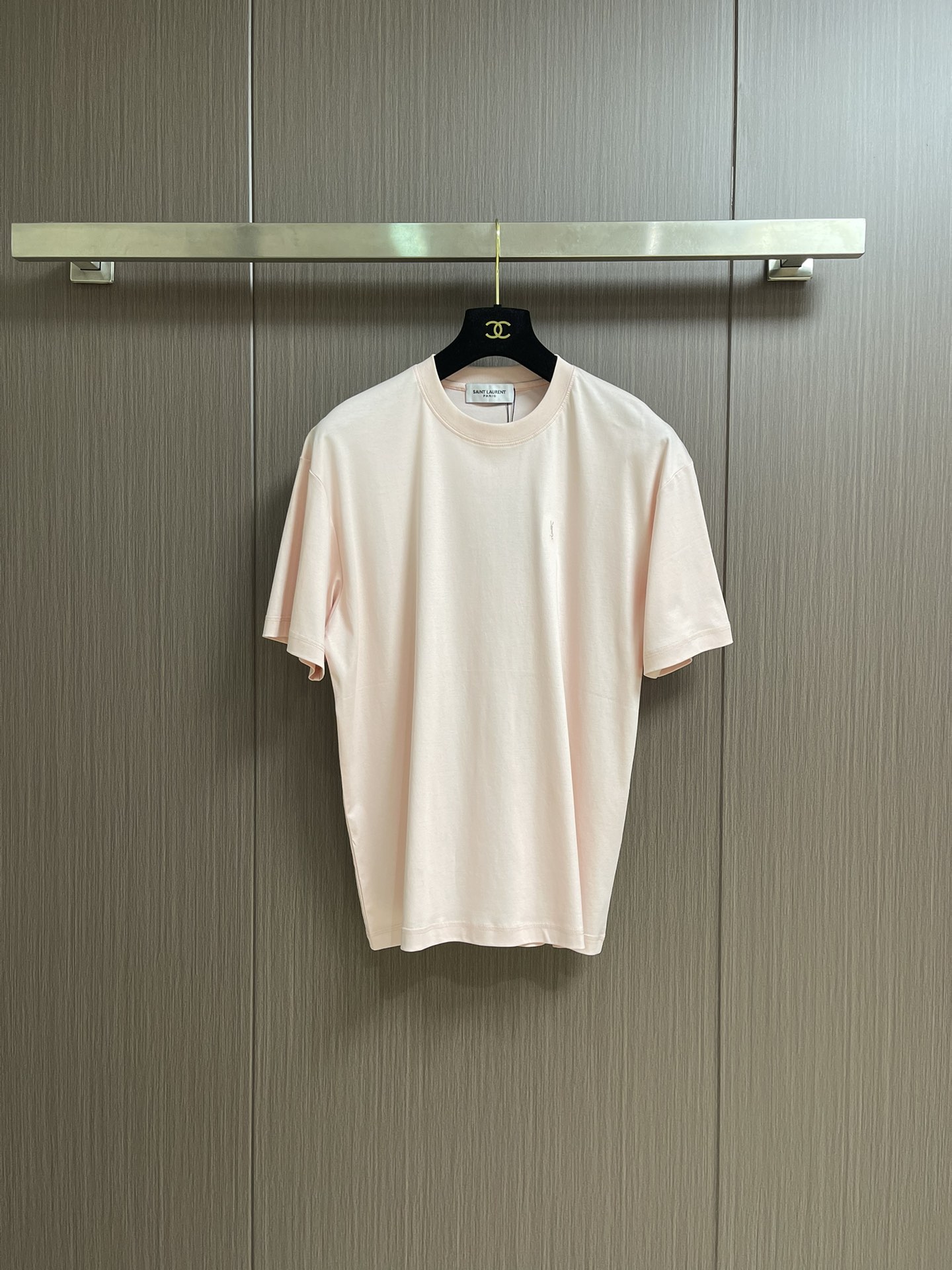 NO:490387,YSL  The classic small-label embroidered YSL classic short-sleeved T-shirt in the true color of mulberry silk begins a summer light luxury fashion journey. The perfect fusion of cotton and mulberry silk creates a magical effect with a cool air conditioning. High-cost high-density fabrics not only have excellent texture, but also effectively prevent exposure, so that you can show fashion without worrying about embarrassing problems. The customized low-saturation color scheme is a highlight of this short-sleeved short-sleeved. Whether it is soft pink, deep navy blue, or other elegant tones, they exude a low-key and luxurious atmosphere. The exquisite YSL embroidery logo on the chest is a classic logo of the brand. It is simple and full of design, and every needle and thread highlights the exquisite craftsmanship of the brand. This logo is not only a symbol of brand identity, but also an expression of fashion attitude, allowing you to exude confidence and charm when wearing it. Size XS-L, saint  laurent,T-shirt,tees,t-shirt,alexander wang19860909YSL 桑蚕丝本色经典小标刺绣YSL经典款短袖T恤,开启夏日轻奢时尚之旅.采用棉与桑蚕丝的完美融合,打造出自带空调凉感的神奇效果.高支数高密度的面料,不仅质感上乘,还能有效防止走光,让你在展现时尚的同时,无需担忧尴尬问题.定制的低饱和度配色,是这款短袖的一大亮点.无论是柔和的粉色、深邃的藏青色,还是其他优雅的色调,都散发着低调而奢华的气息.胸前精致的YSL刺绣标志,是品牌的经典标识.它简洁而富有设计感,每一针每一线都彰显着品牌的精湛工艺.这个标志不仅是品牌身份的象征,更是一种时尚态度的表达,让你在穿着时散发出自信与魅力.尺码XS-L,,saint laurent,T-shirt,tees，t-shirt,alexander wang,Men's clothing