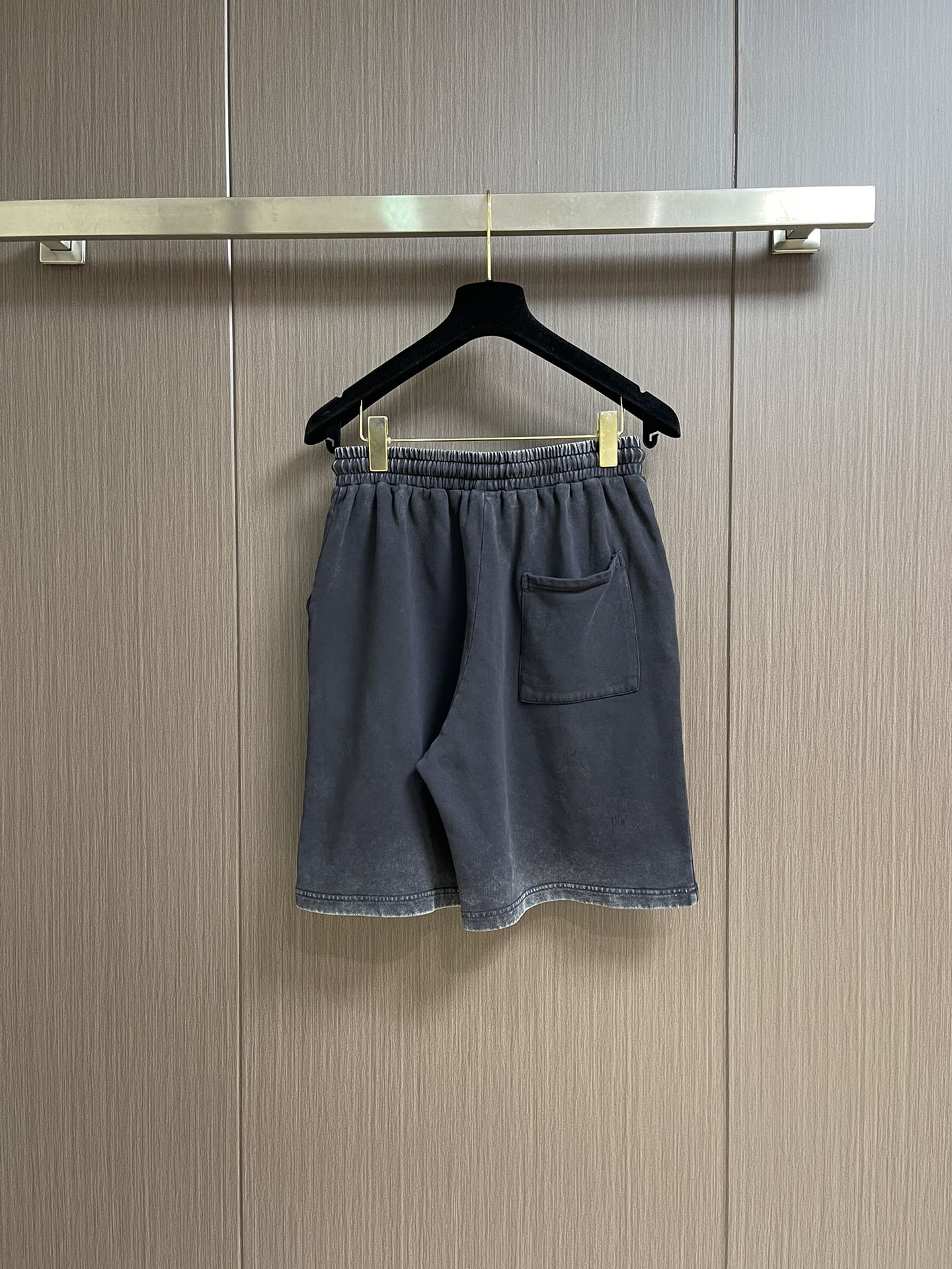 Palenciaga Rubber Logo Shorts: Customized Cotton-Crunches with 3D Branded Logo for Retro Style and Comfort - 图片 2