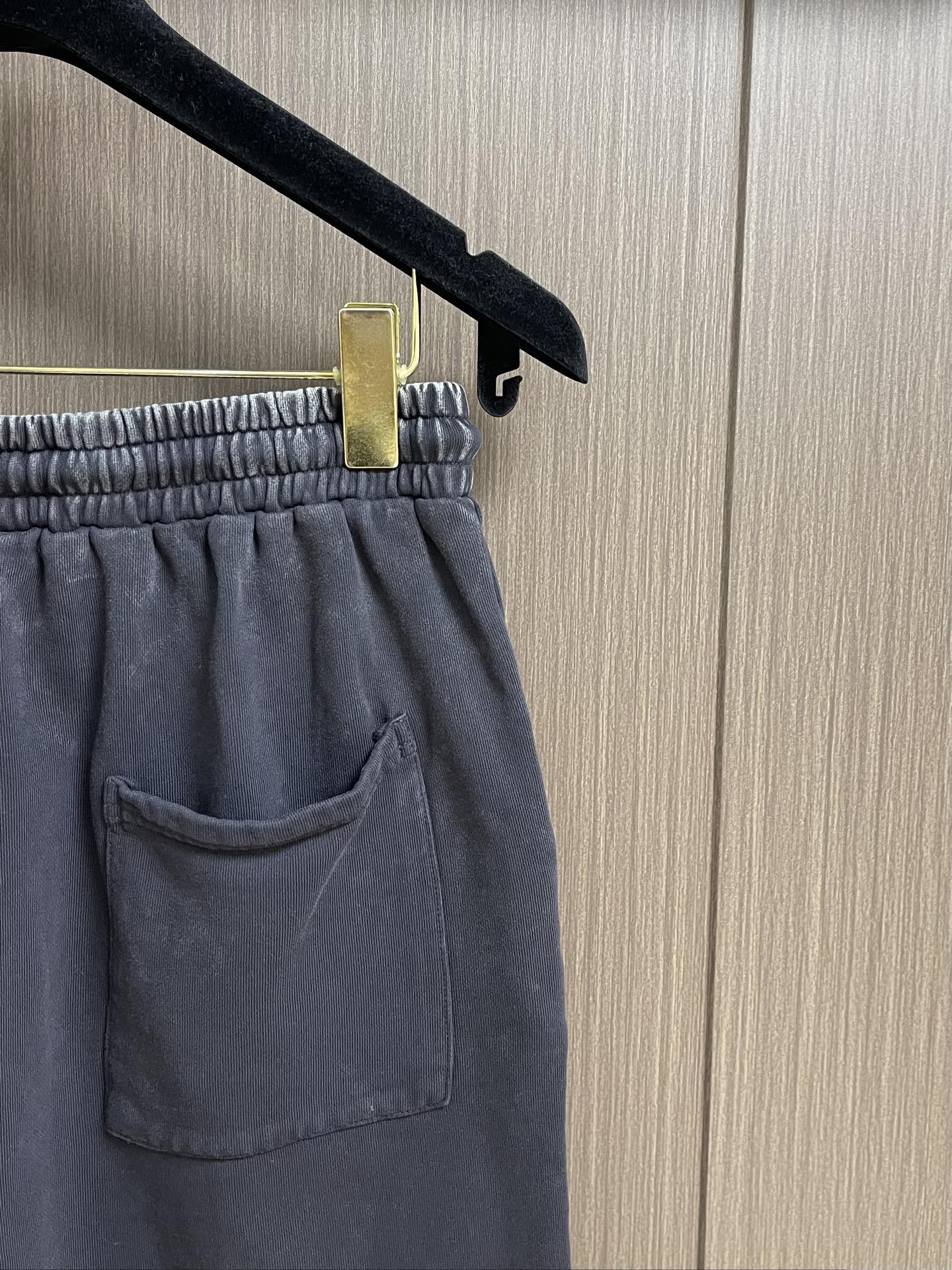 Palenciaga Rubber Logo Shorts: Customized Cotton-Crunches with 3D Branded Logo for Retro Style and Comfort - 图片 7