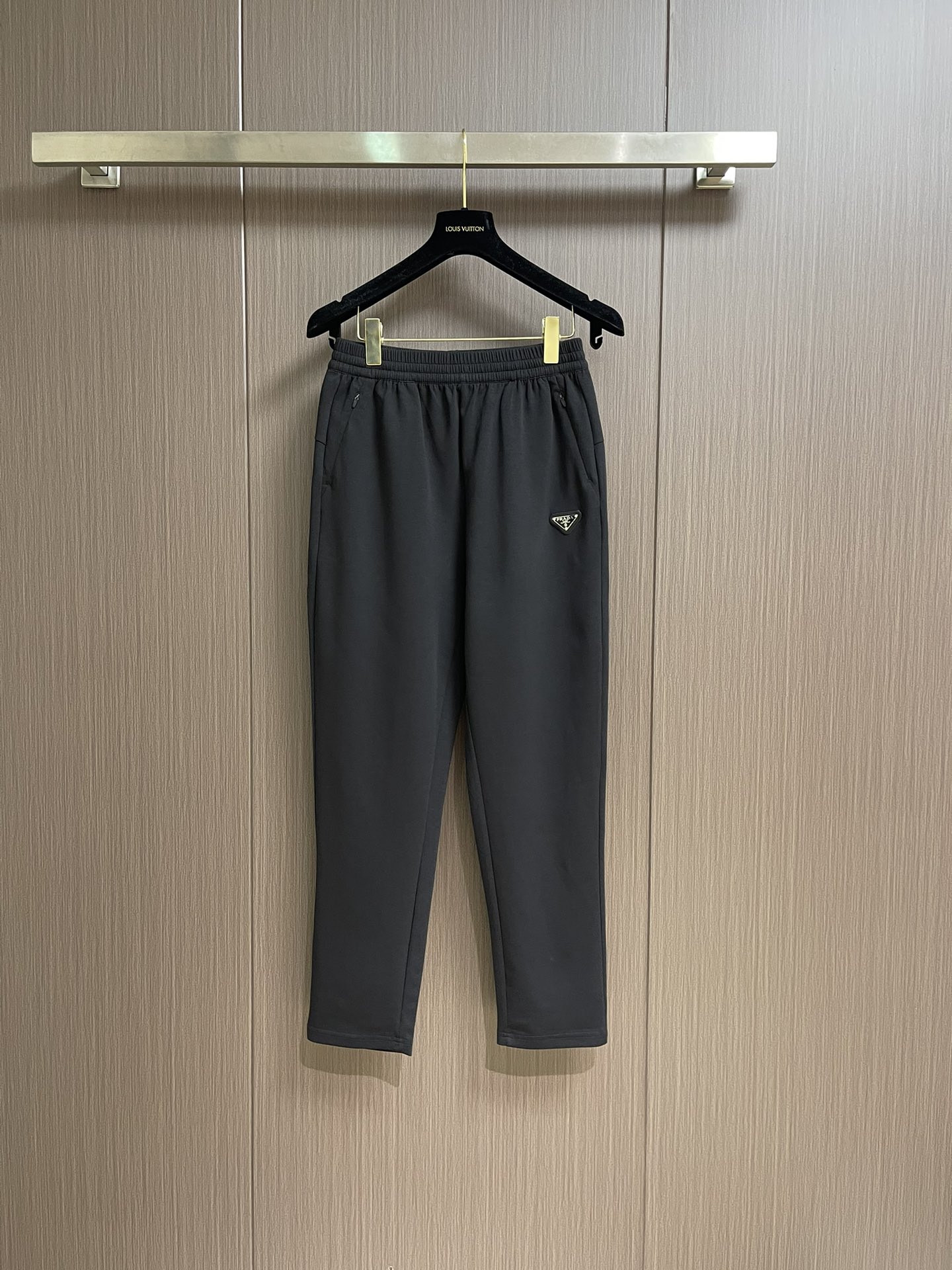 “Prada 2025 Summer Leisure Pants: Gold Fabric, Classic Triangle, Stylish, Comfortable Tops – Size L-4XL” - 图片 1