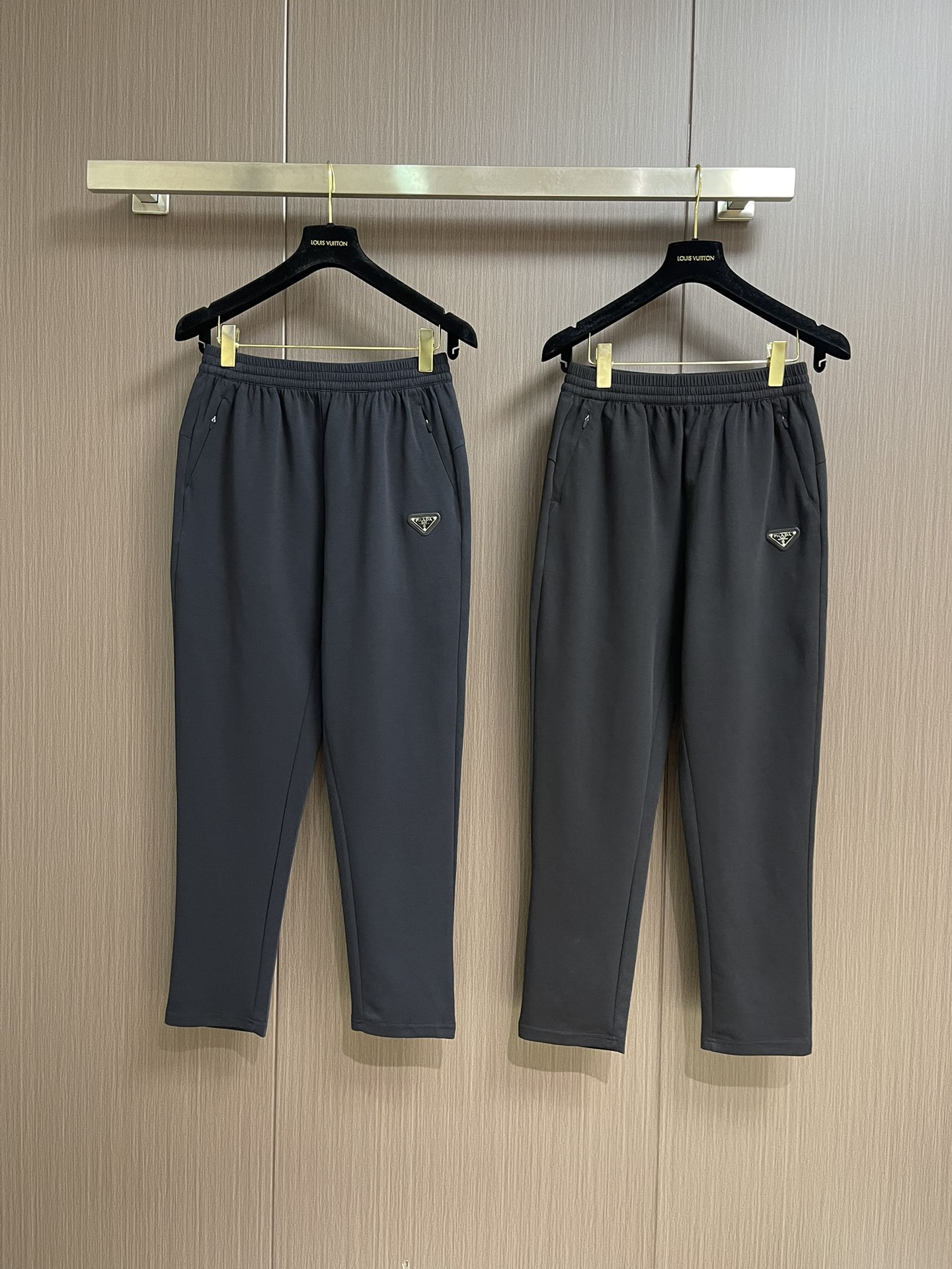 “Prada 2025 Summer Leisure Pants: Gold Fabric, Classic Triangle, Stylish, Comfortable Tops – Size L-4XL” - 图片 3