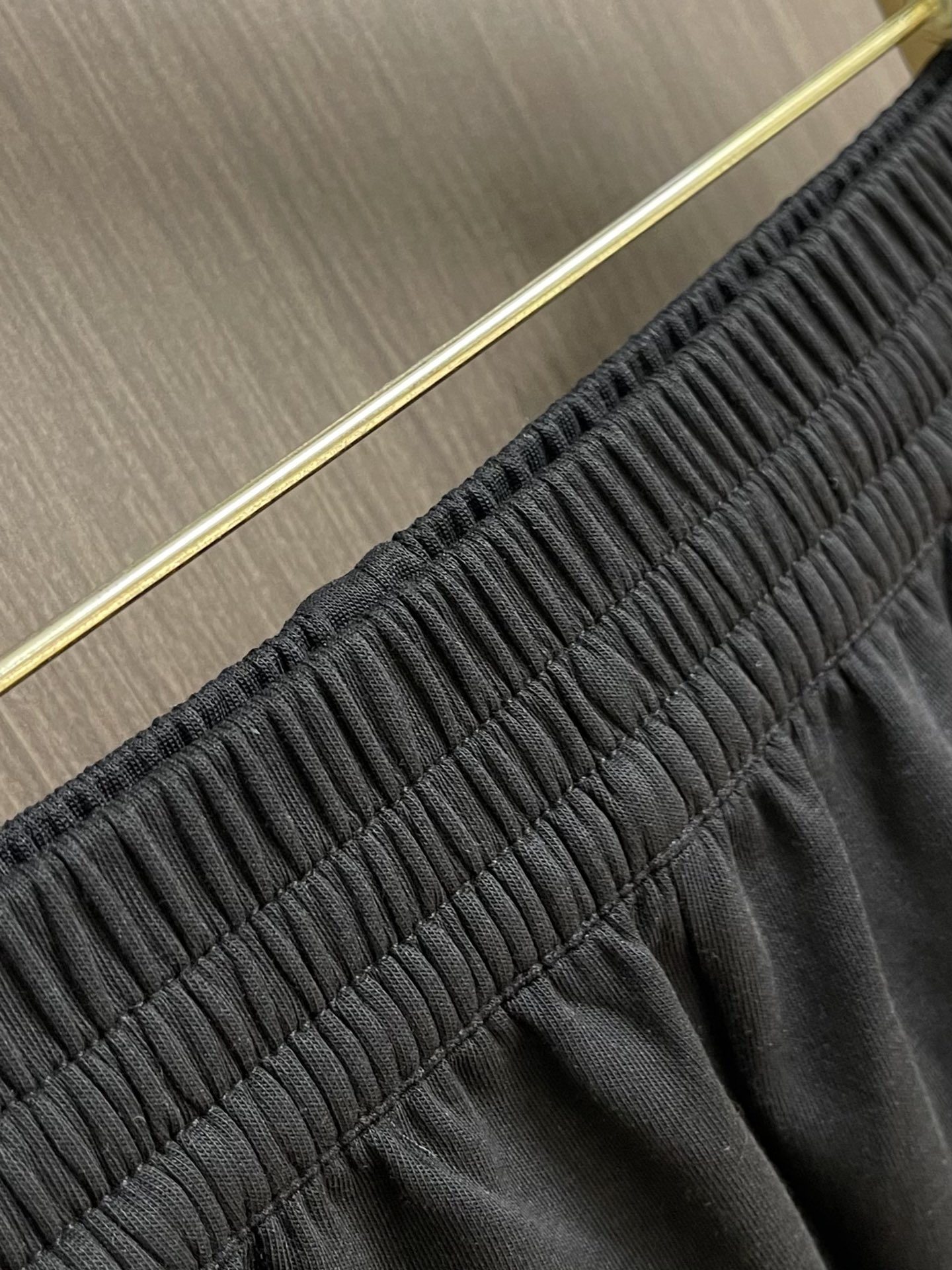 “Prada 2025 Summer Leisure Pants: Gold Fabric, Classic Triangle, Stylish, Comfortable Tops – Size L-4XL” - 图片 5