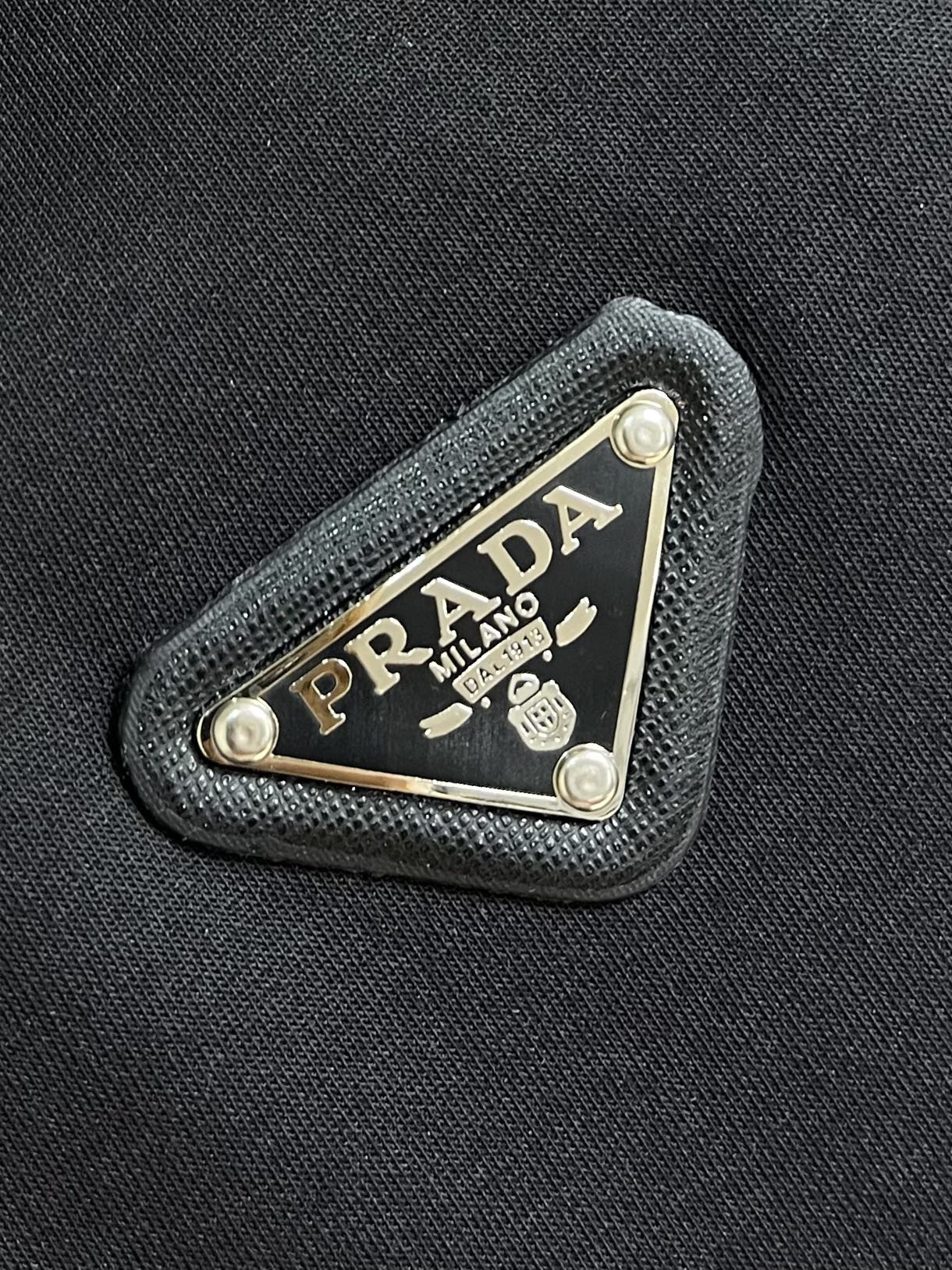 “Prada 2025 Summer Leisure Pants: Gold Fabric, Classic Triangle, Stylish, Comfortable Tops – Size L-4XL” - 图片 9