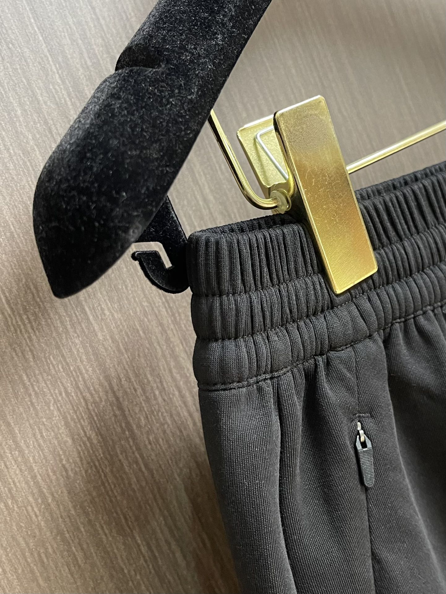 “Prada 2025 Summer Leisure Pants: Gold Fabric, Classic Triangle, Stylish, Comfortable Tops – Size L-4XL” - 图片 6
