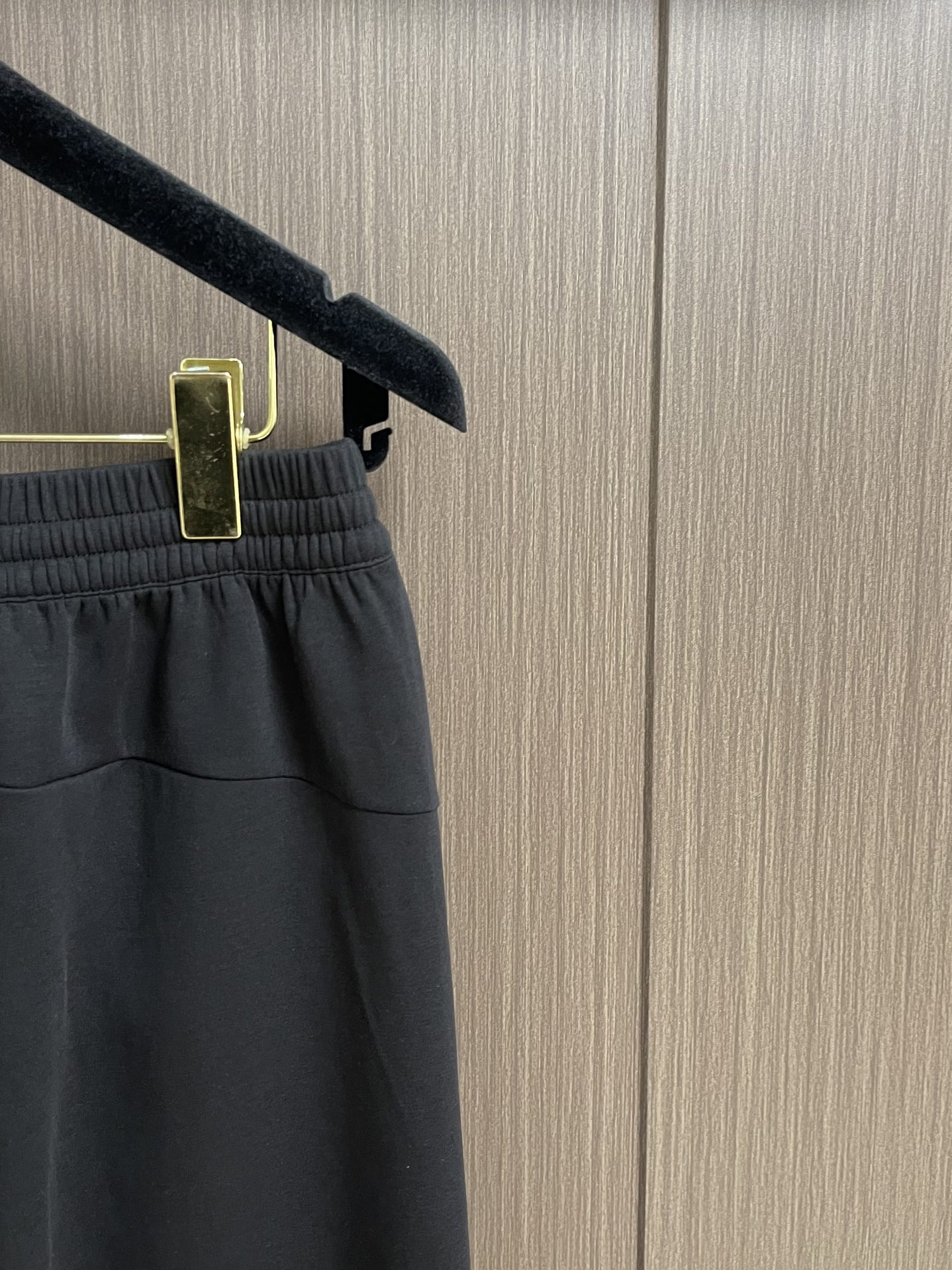 “Prada 2025 Summer Leisure Pants: Gold Fabric, Classic Triangle, Stylish, Comfortable Tops – Size L-4XL” - 图片 7