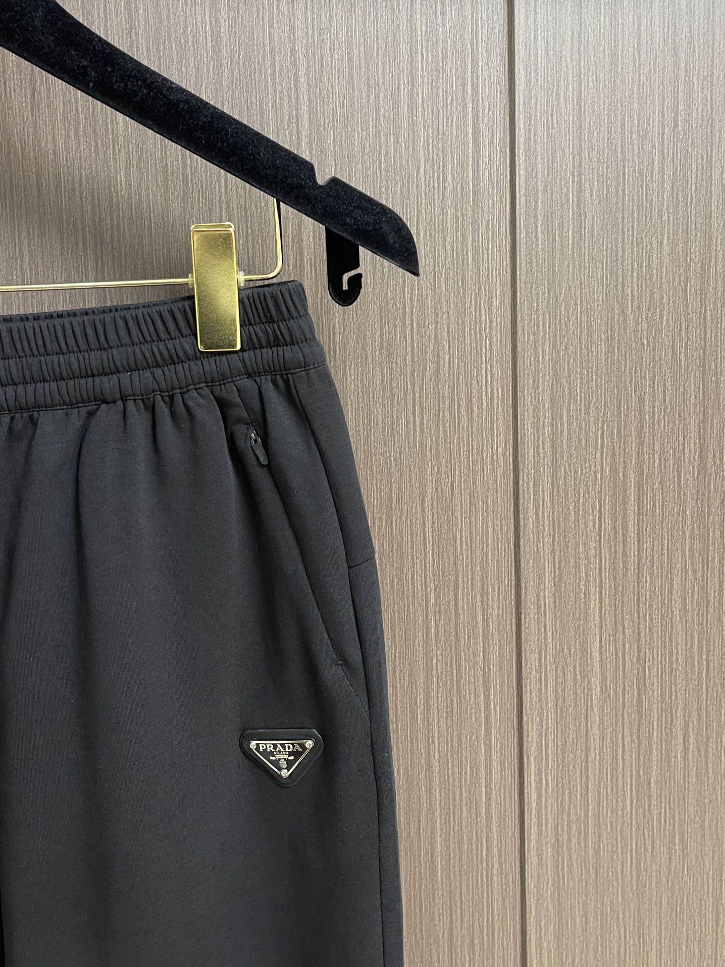 “Prada 2025 Summer Leisure Pants: Gold Fabric, Classic Triangle, Stylish, Comfortable Tops – Size L-4XL” - 图片 4