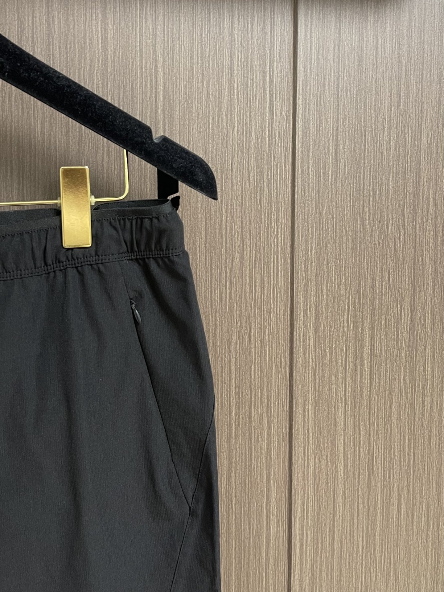 Title: Prada 2025s Sport-Recreational Shorts Description Summary: Prada 2025s shorts in L-4XL with cozy fabric, double-sided pockets, ideal for leisure - 图片 4