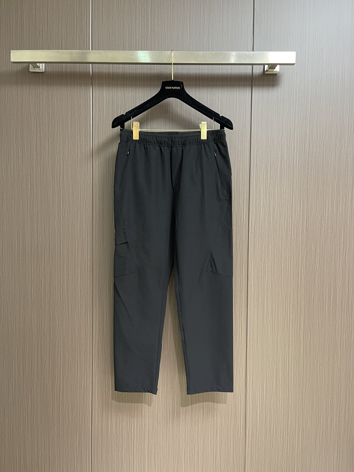 Title: Prada 2025s Sport-Recreational Shorts Description Summary: Prada 2025s shorts in L-4XL with cozy fabric, double-sided pockets, ideal for leisure - 图片 1