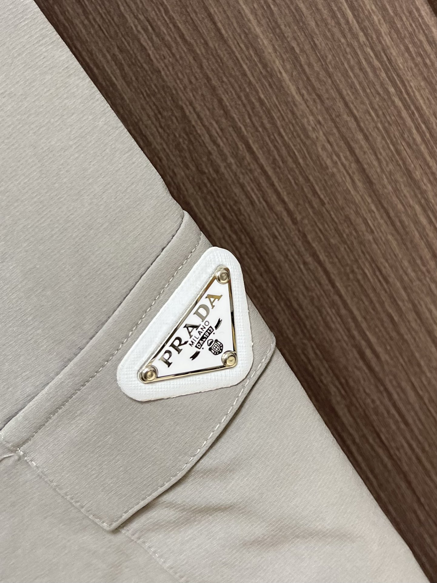 Title: Prada 2025s Sport-Recreational Shorts Review Summary: Prada 2025s sport-recreational shorts in cozy fabric, double-sided pocket design, multi-purpose leisure - 图片 8