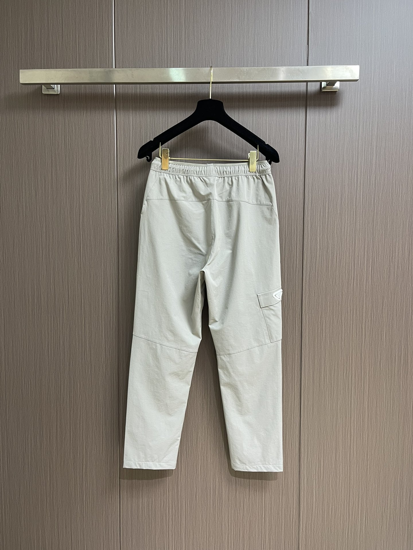 Title: Prada 2025s Sport-Recreational Shorts Review Summary: Prada 2025s sport-recreational shorts in cozy fabric, double-sided pocket design, multi-purpose leisure - 图片 2