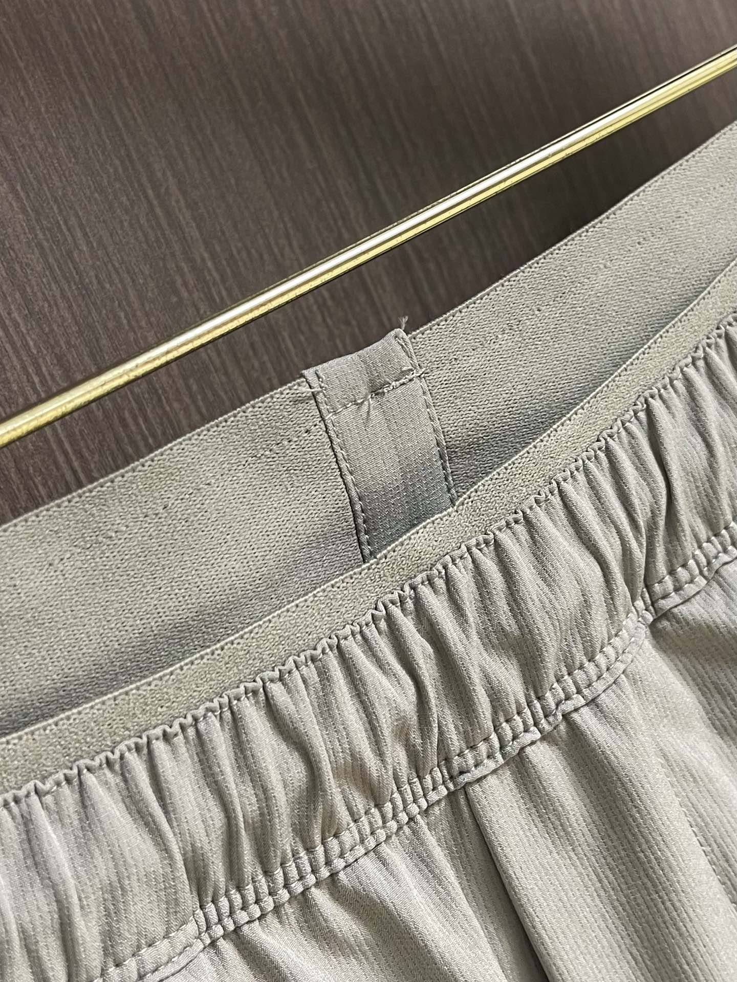 Title: Prada 2025s Sport-Recreational Shorts Review Summary: Prada 2025s sport-recreational shorts in cozy fabric, double-sided pocket design, multi-purpose leisure - 图片 5