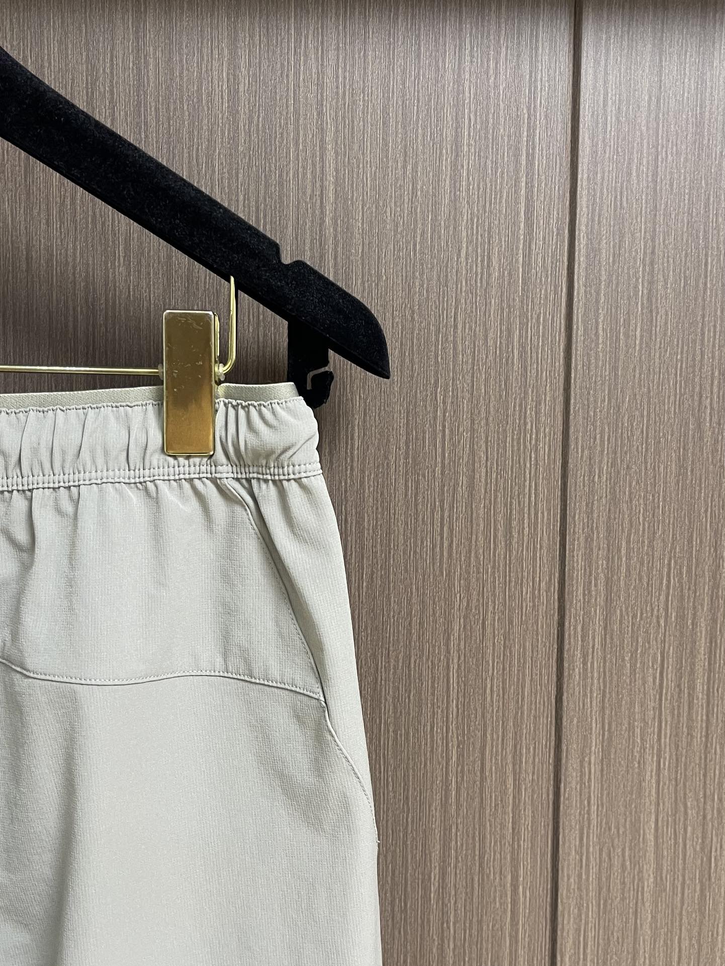 Title: Prada 2025s Sport-Recreational Shorts Review Summary: Prada 2025s sport-recreational shorts in cozy fabric, double-sided pocket design, multi-purpose leisure - 图片 9