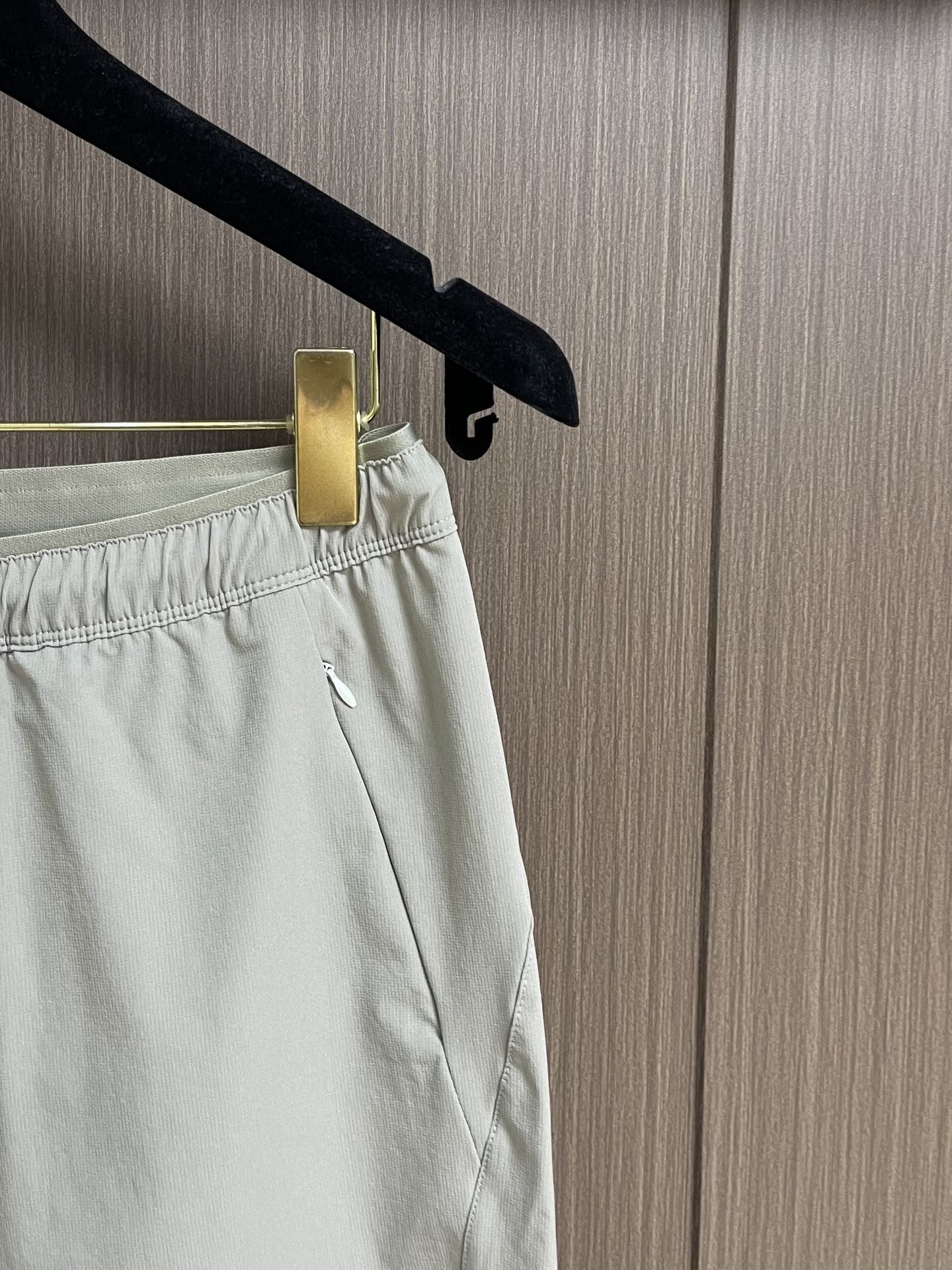 Title: Prada 2025s Sport-Recreational Shorts Review Summary: Prada 2025s sport-recreational shorts in cozy fabric, double-sided pocket design, multi-purpose leisure - 图片 4