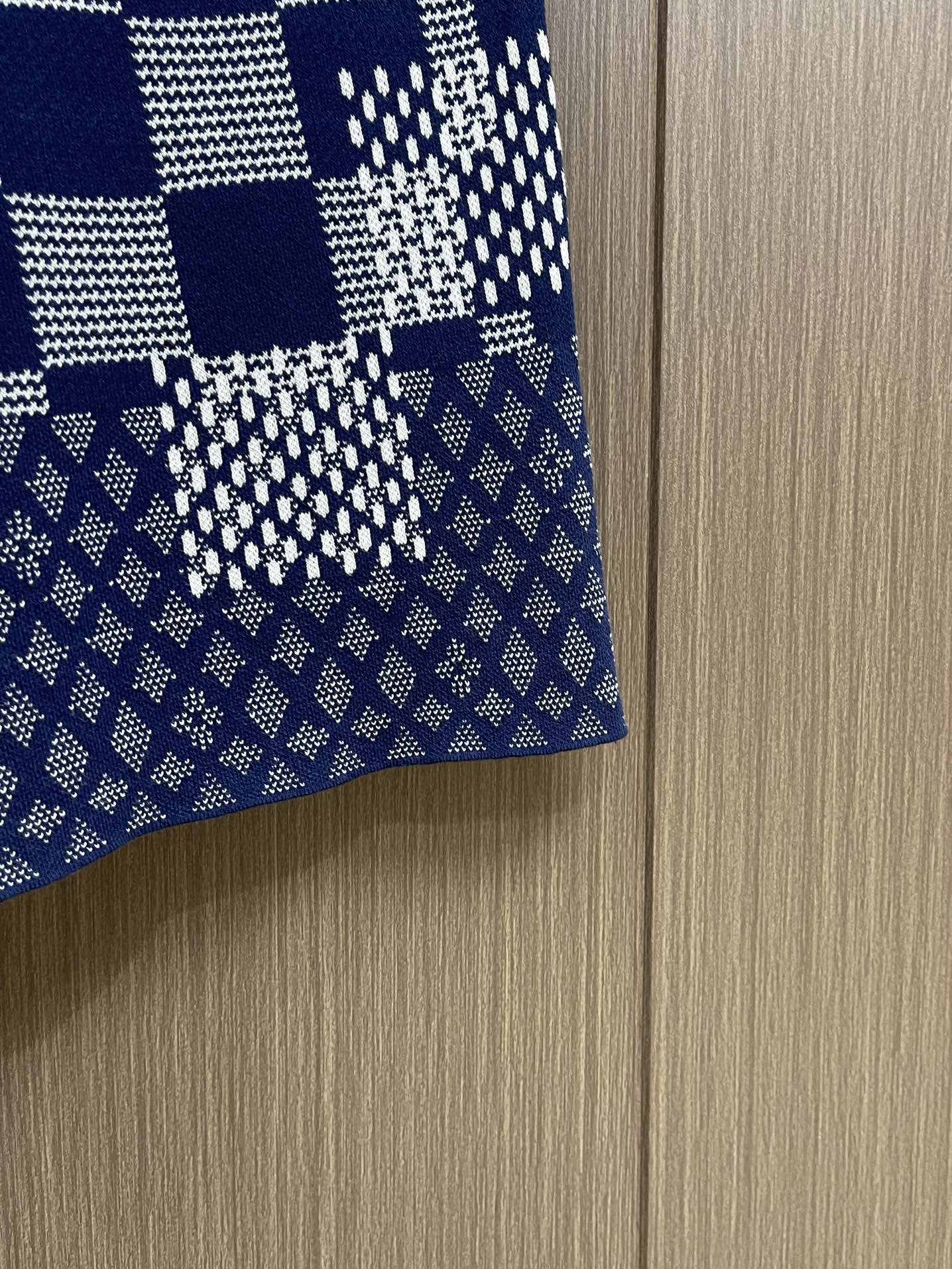 “LV Letter Knitting Shorts: Fashionable Unisex Design for Comfortable Summer Wear” - 图片 5