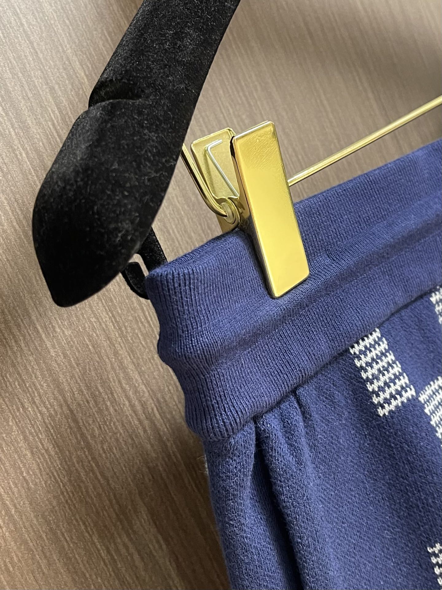 “LV Letter Knitting Shorts: Fashionable Unisex Design for Comfortable Summer Wear” - 图片 6