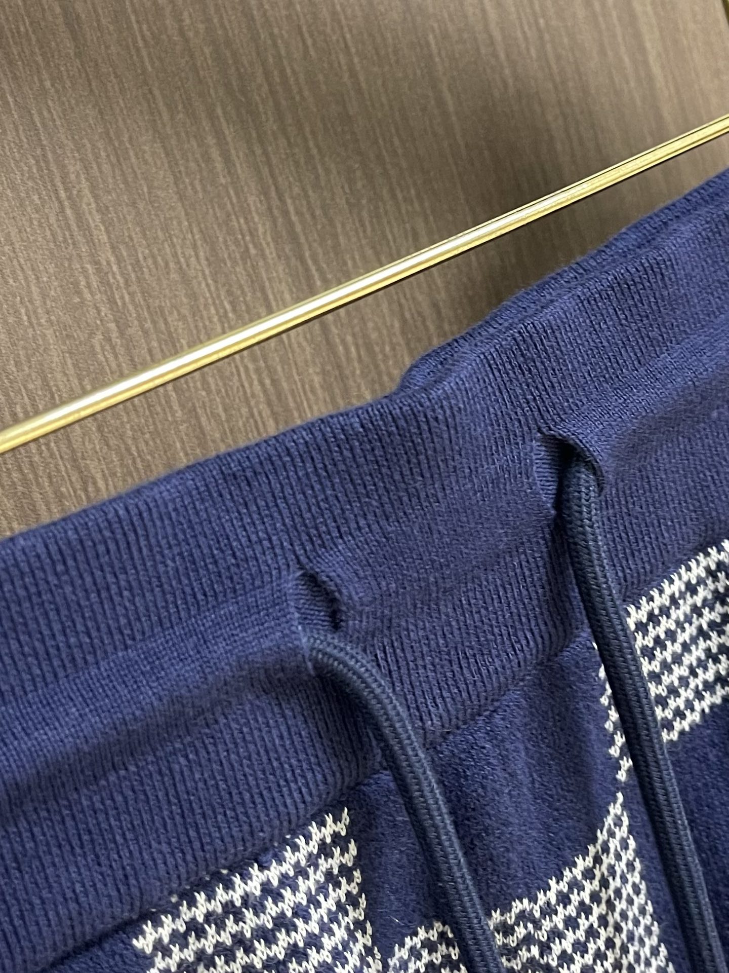 “LV Letter Knitting Shorts: Fashionable Unisex Design for Comfortable Summer Wear” - 图片 3