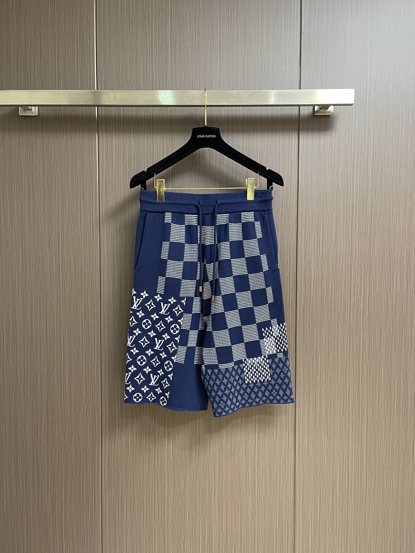 NO:490375,LV letter jacquard knitted shorts, with its unique design concept and exquisite craftsmanship, perfectly combine fashion and comfort, and become a trendy item for unisex. Short-sleeved uses high-quality knitted fabric, which is soft and skin-friendly, and has good breathability. It can keep the skin dry and comfortable even in the hot summer. The unique letter jacquard elements are arranged in a staggered manner, which not only adds visual layering, but also highlights the wearer's personality and taste. The simple but fashionable style design not only conforms to the masculinity of men, but also shows the soft lines of women. Whether it is casual travel or daily outfits, it can be easily controlled, showing a unique fashion charm. In addition, the short-sleeved short design cleverly lengthens the body proportions, making people look taller and more stylish. The overall line is straight and delicate, the fabric is comfortable and soft, and the color is consistent and without color difference.  It can be matched with the same style to create a fashionable look, control various occasions, customize auxiliary materials, complete three standards, the same style for men and women!  Size S-XL, louis vuitton, shorts, T-shirt, alexander wang19860909LV 字母提花针织短裤,以其独特的设计理念和精湛的工艺,完美融合了时尚与舒适,成为男女皆宜的潮流单品.短袖采用优质针织面料,柔软亲肤,透气性好,即便在炎炎夏日也能保持肌肤的干爽与舒适.独特的字母提花元素,错落有致地点缀在衣身,不仅增添了视觉层次感,更彰显了穿着者的个性与品味.简约而不失时尚的版型设计,既符合男性的阳刚之气,又能展现女性的柔美线条,无论是休闲出游还是日常穿搭,都能轻松驾驭,展现出别具一格的时尚魅力.此外,短袖的短款设计,巧妙拉长身形比例,让人看起来更加高挑有型.整体走线平直细腻,面料舒适柔软,颜色一致无色差 能与同款搭配营造时尚造型,驾驭各种场合,定制辅料,三标齐全,男女同款！尺码S-XL,,louis vuitton,shorts,T-shirt,alexander wang,Men's clothing