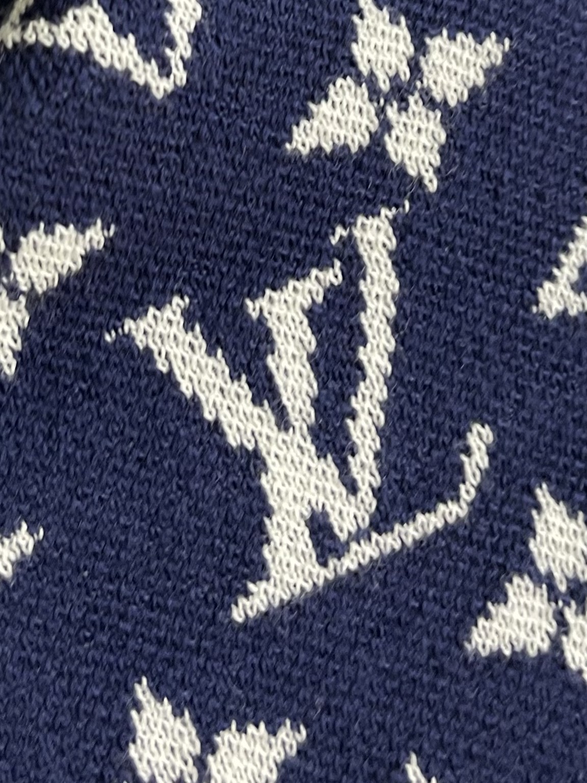 “LV Letter Knitting Shorts: Fashionable Unisex Design for Comfortable Summer Wear” - 图片 9