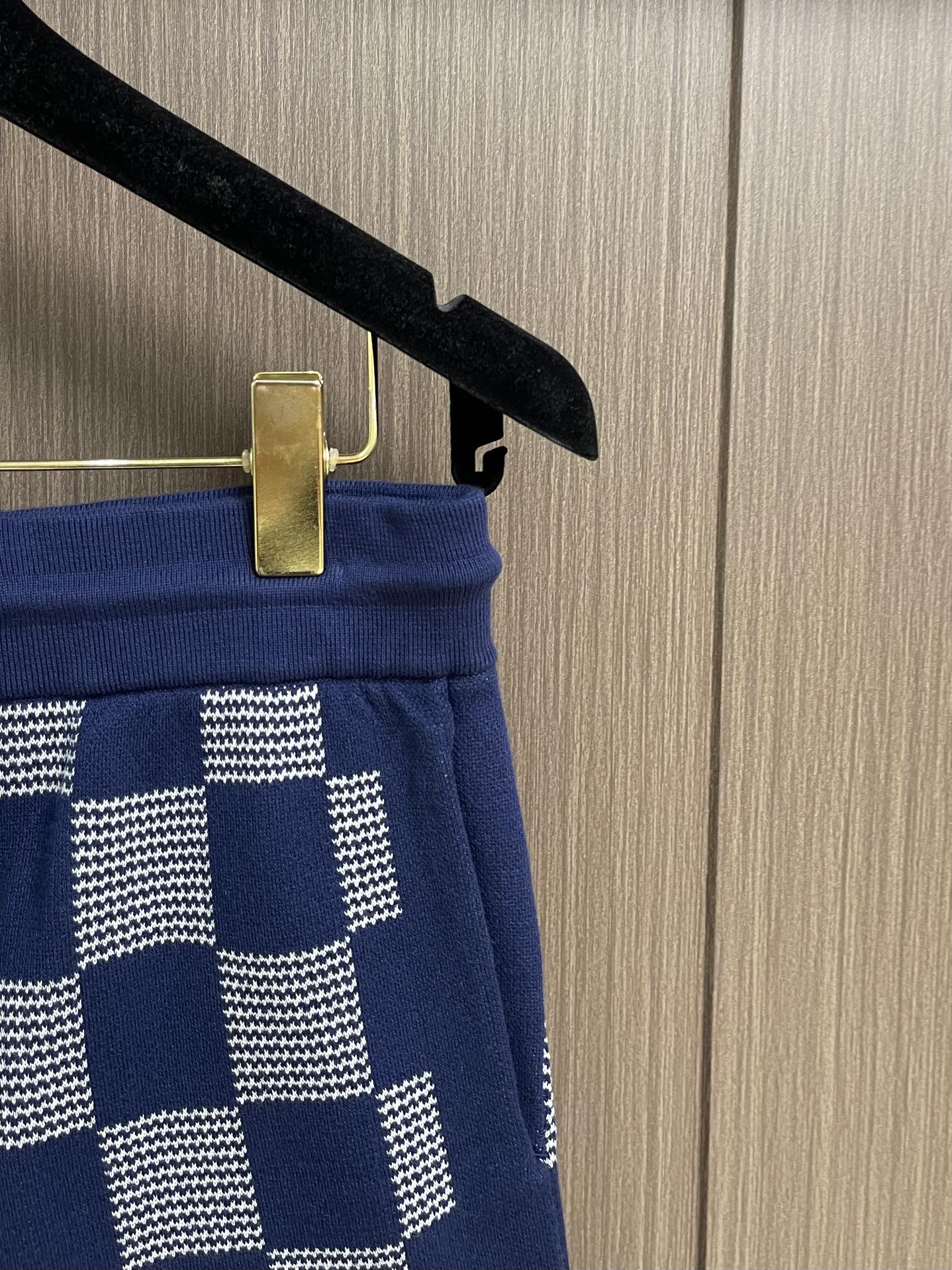 “LV Letter Knitting Shorts: Fashionable Unisex Design for Comfortable Summer Wear” - 图片 4