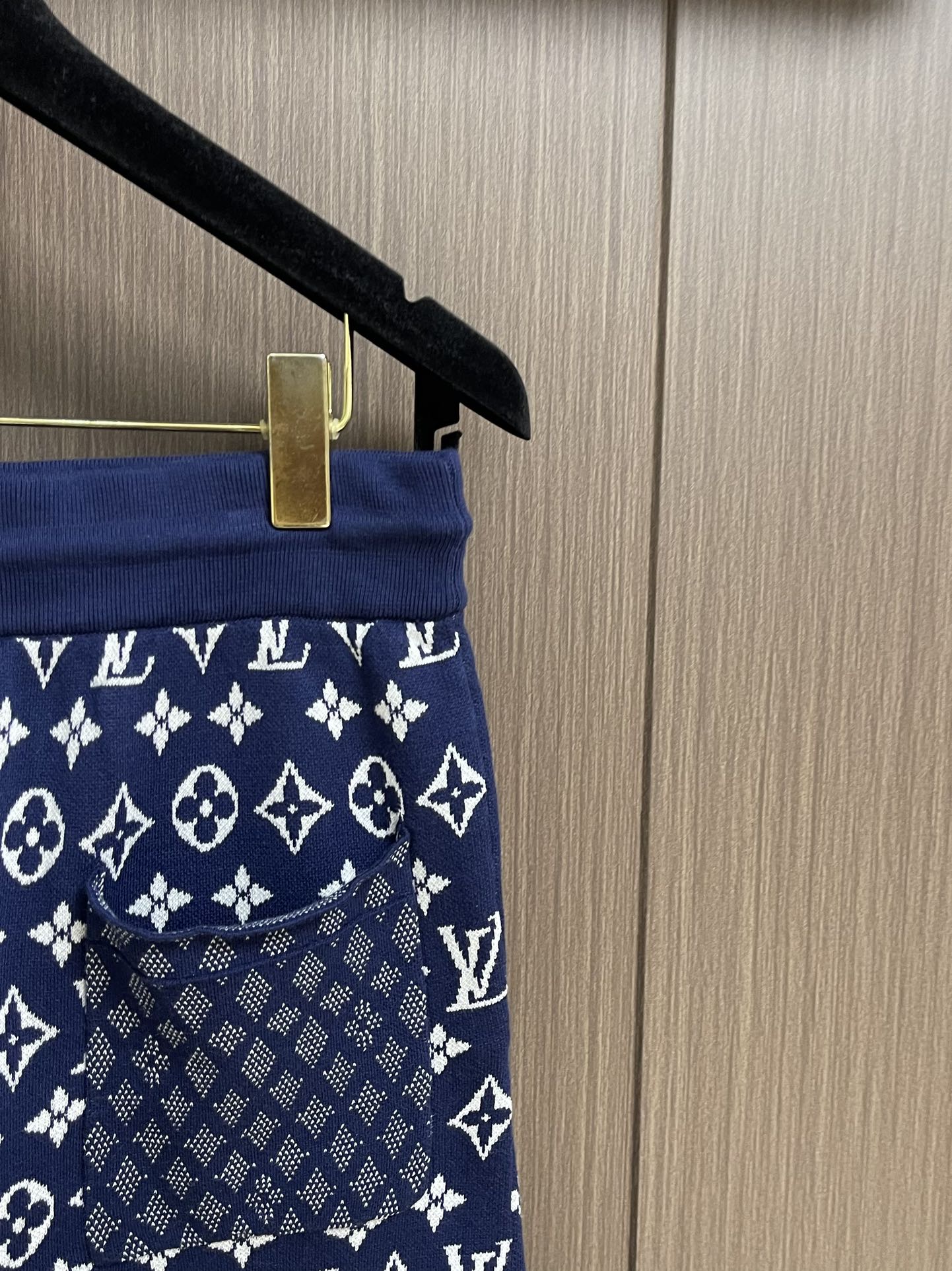 “LV Letter Knitting Shorts: Fashionable Unisex Design for Comfortable Summer Wear” - 图片 7