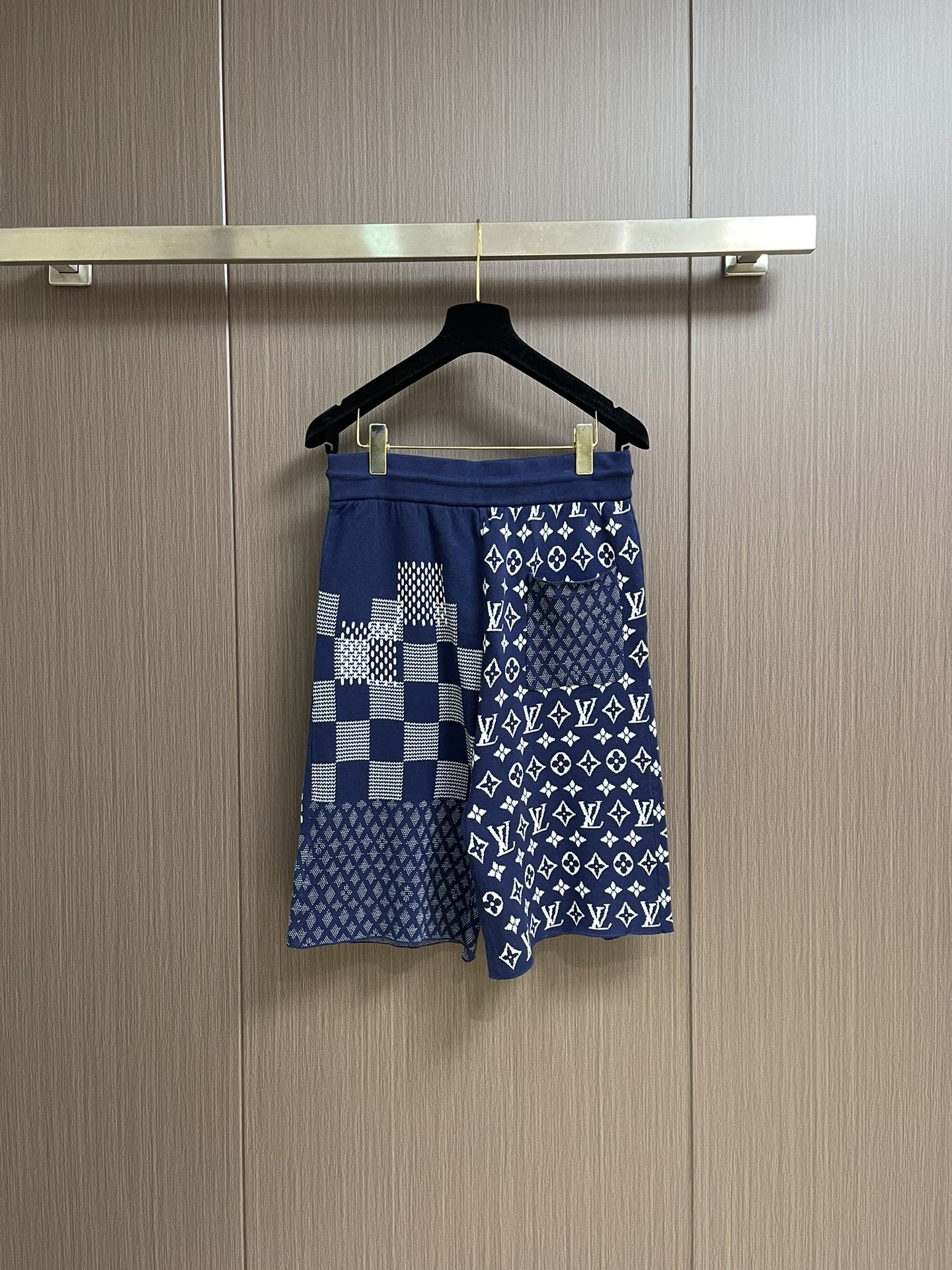“LV Letter Knitting Shorts: Fashionable Unisex Design for Comfortable Summer Wear” - 图片 2