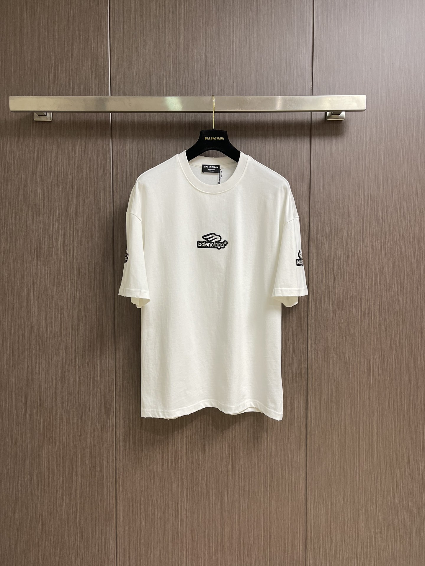 NO:520282,Balenciaga embroidered logo round neck short-sleeved T-shirt, fixed weaving and dyeing 100% pure cotton double-strand fabric, laundry washing water, front high-definition scanning pattern perfectly restored laser positioning machine printing, neckline ribbed fabric fixed weaving and dyeing, overall line straight and delicate, fabric comfortable and soft, consistent color without color difference, customized auxiliary materials. Size M-XXL,,balenciaga, T-shirt,tees, t-shirt,alexander wang19860909Balenciaga 刺绣logo圆领短袖T恤,定织定染百分百纯棉双股面料 成衣洗水 前幅高清扫描图案完美还原激光定位机印 领口罗纹面料定织定染色 整体走线平直细腻 面料舒适柔软 颜色一致无色差,定制辅料.尺码M-XXL,,balenciaga,T-shirt,tees，t-shirt,alexander wang,Men's clothing