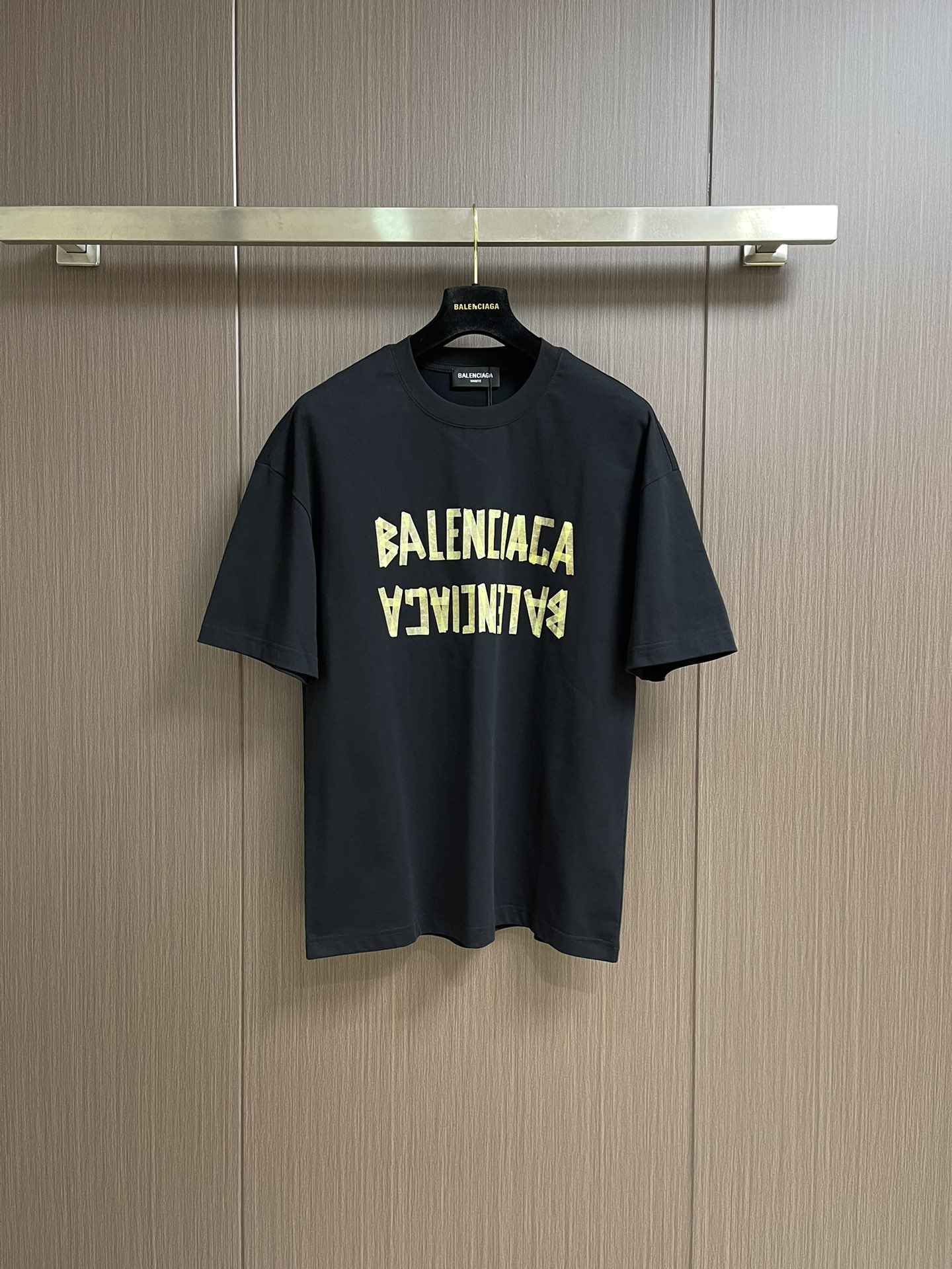 NO:490313,Balenciaga SS textured paper tape short-sleeved T-shirt, the overall wiring is straight and delicate, the overall heavy industry washing process, the fabric is comfortable and soft, the letter logo uses 3D visual effect of art glue, clear texture, the neckline ribbed fabric is fixed and dyed, the color is consistent, there is no color difference, the overall wiring is straight and delicate.  Size M-XXL, balenciaga, T-shirt,tees, t-shirt,alexander wang19860909Balenciaga SS美纹纸胶带短袖T恤,整体走线平直细腻 整体重工水洗工艺 面料舒适柔软 字母logo采用美工胶3D视觉效果 纹路清晰 领口罗纹面料定织定染色 颜色一致无色差整体走线平直细腻．尺码M-XXL,,balenciaga,T-shirt,tees，t-shirt,alexander wang,Men's clothing