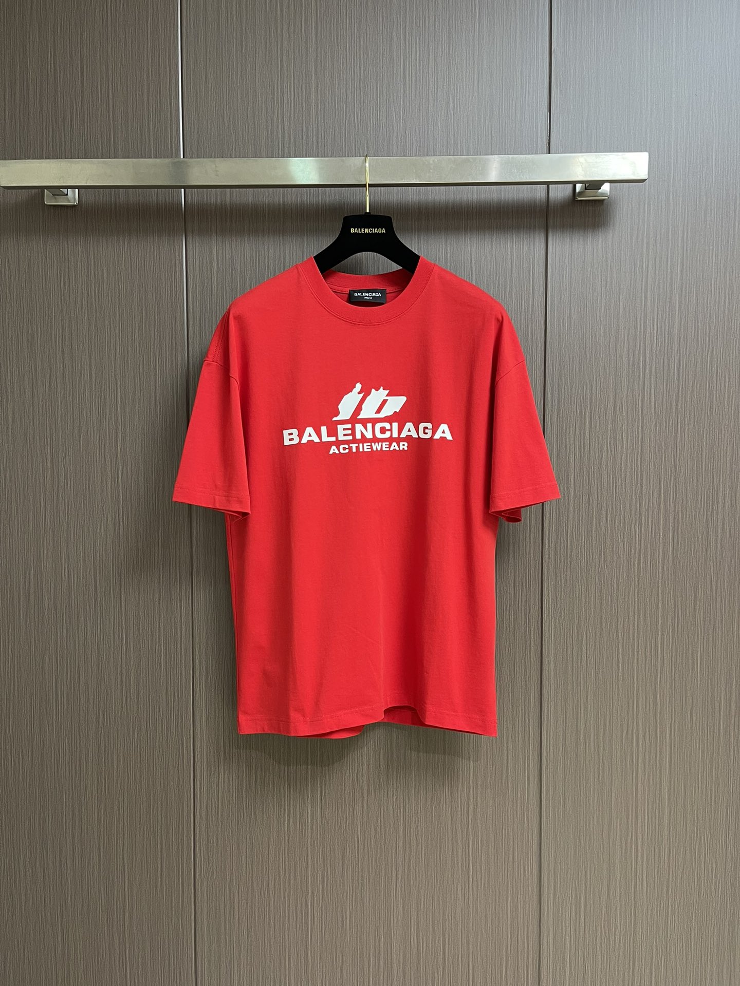 NO:490320,Balenciaga logo printed round neck short-sleeved T-shirt, the fabric is made of 21 double yarn combed cotton, and the fabric is customized 1: 1 original color. The fabric is washed with gram weight of about 300 grams, and the thread is matched with 1*1 same cylinder cross thread. The garment faded and worn, divided into 20 pieces, one cylinder effectively ensures that each piece of clothing is uniform in color. Each piece faded and the same color as the original. Size M-XXL,,balenciaga, T-shirt,tees, t-shirt,alexander wang19860909balenciaga logo印花圆领短袖T恤,面料采用21支双纱精梳棉,面料定制1: 1原版同色.面料成衣洗水后克重约300克,螺纹搭配1*1同缸十字螺纹.成衣褪色做旧,分为20件一缸有效保证每一件衣服颜色均匀.每一件褪色效果都与原版一致同色.尺码M-XXL,,balenciaga,T-shirt,tees，t-shirt,alexander wang,Men's clothing