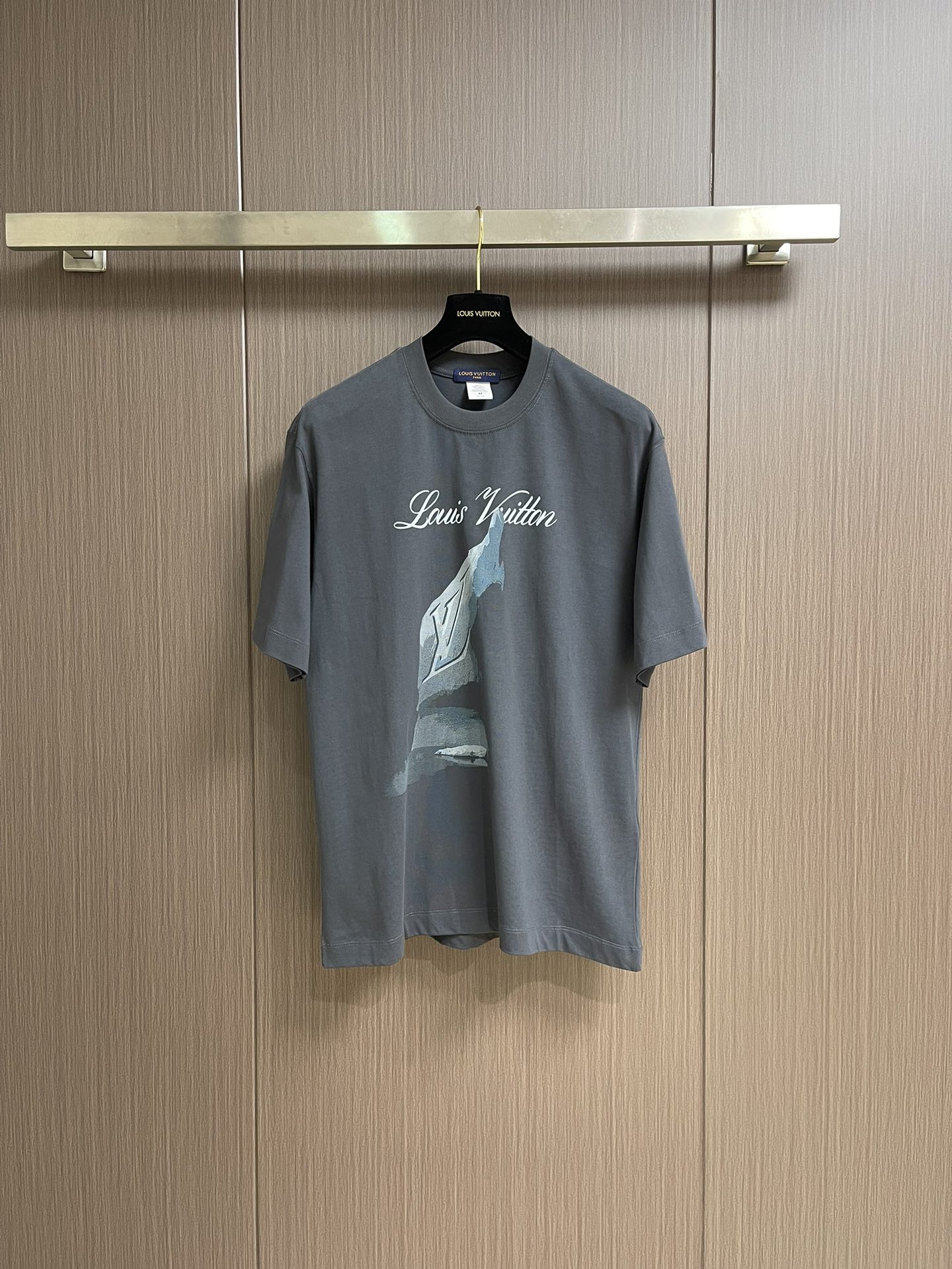 NO:516751,LV 2025ss early spring printed logo pure cotton wide version round neck men's short-sleeved T-shirt, the new season and new series cleverly integrate the logo into the design, shaping a series of sports style items full of retro style. On this versatile T-shirt, a pattern with a hint of nostalgic meaning is presented in the body in a low-key manner. The original version is designed to develop double-strand cotton plain fabric, with wide upper body and comfortable, and the outside and the inside are matched casually. Size S-XXL,,louis vuitton, T-shirt,tees, t-shirt,alexander wang19860909LV 2025ss 早春印花logo纯棉质阔版圆领男士短袖t恤,新季新推系列将标识巧妙融入设计,塑就一系列充满复古风情的运动风单品.在这款百搭t恤上,带着一丝怀旧意蕴的图案低调呈现于衣身,优选特定原版开发双股精棉平纹面料,上身挺阔舒适度佳,外穿内搭随意搭配 .尺码S-XXL,,louis vuitton,T-shirt,tees，t-shirt,alexander wang,Men's clothing