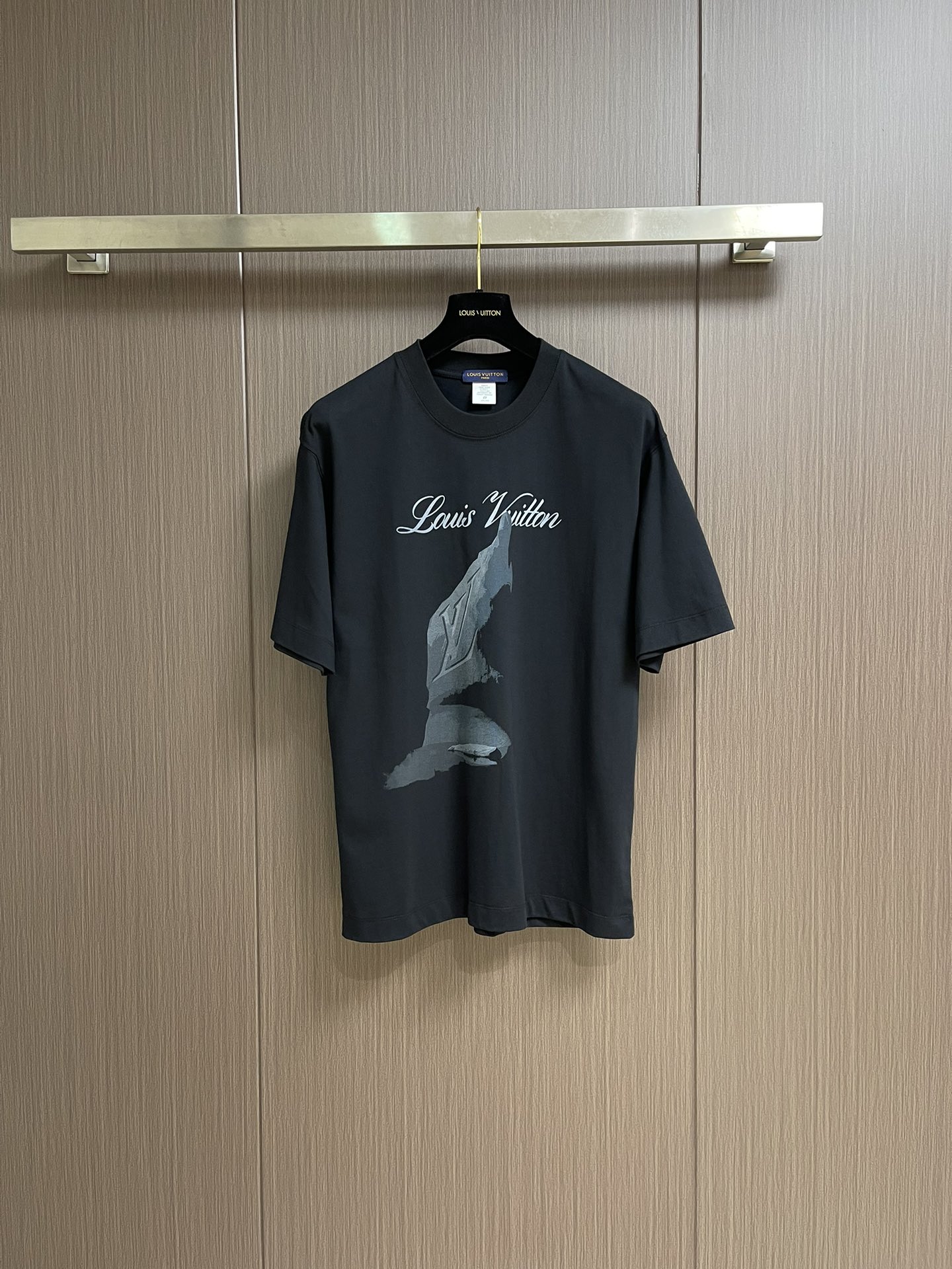 NO:516754,LV 2025ss early spring printed logo pure cotton wide round neck men's short-sleeved T-shirt, the new season and new launch series cleverly integrates the logo into the design, shaping a series of sports style items full of retro style. On this versatile T-shirt, a pattern with a hint of nostalgic meaning is presented in the body in a low-key manner. The original version is designed to develop double-strand cotton plain fabric, with wide upper body and comfortable, and the outside and the inside are matched casually. Size S-XXL,,louis vuitton,T-shirt,tees,t-shirt,alexander wang19860909LV 2025ss 早春印花logo纯棉质阔版圆领男士短袖t恤,新季新推系列将标识巧妙融入设计,塑就一系列充满复古风情的运动风单品.在这款百搭t恤上,带着一丝怀旧意蕴的图案低调呈现于衣身,优选特定原版开发双股精棉平纹面料,上身挺阔舒适度佳,外穿内搭随意搭配 尺码S-XXL,,louis vuitton,T-shirt,tees，t-shirt,alexander wang,Men's clothing