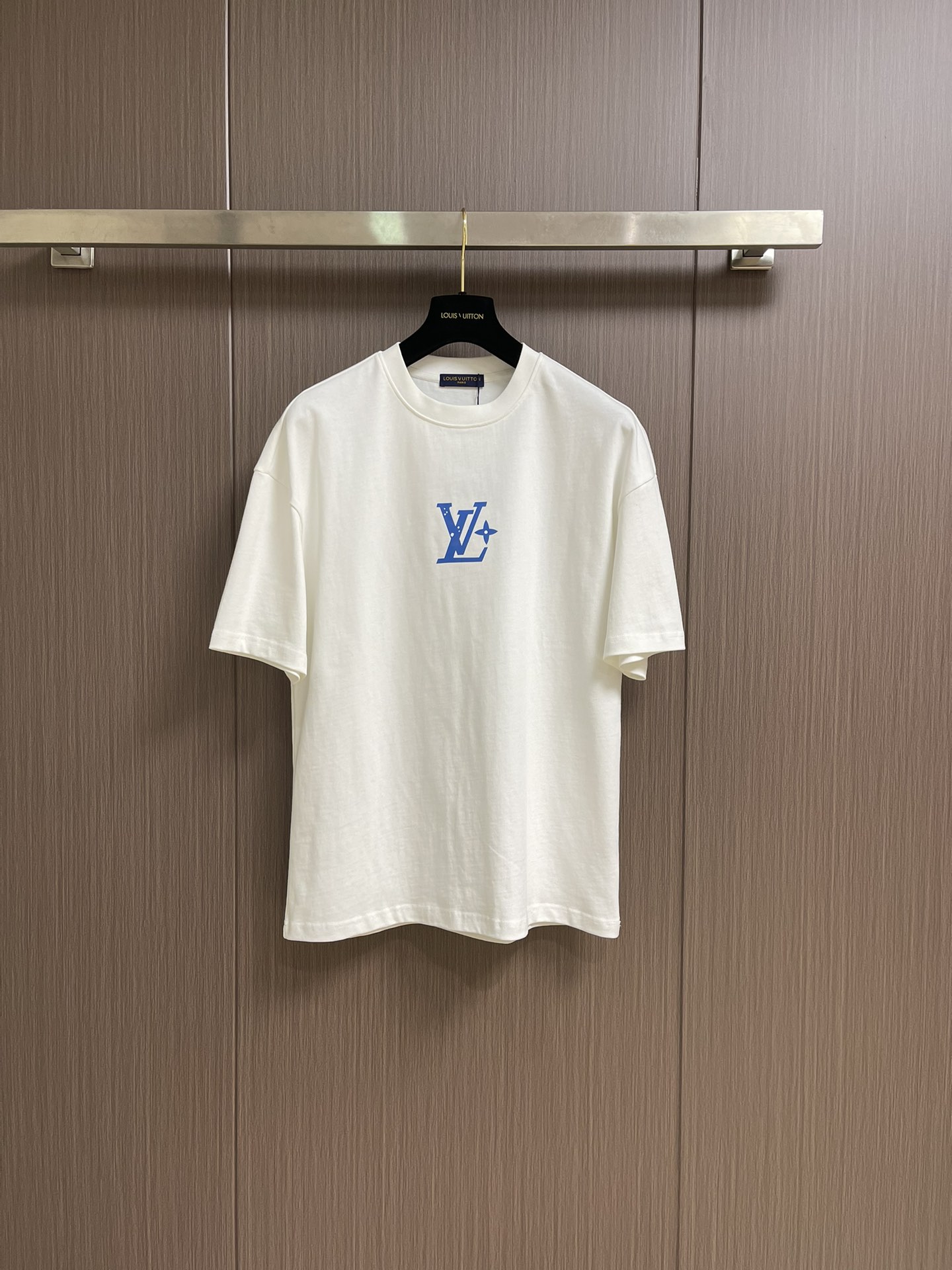 NO:490327,LV SS Dream Printed Short Sleeve T-shirt, the fabric is made of customized 240g 26-pin special slip double-strand cotton plain-patterned high-density dust-free all-cotton fabric. The front is high-density thickened, the wiring is flat, OEM quality, a full set of customized auxiliary materials. Size M-XXL,,louis vuitton, T-shirt,tees, t-shirt,alexander wang19860909LV SS梦想印花短袖T恤,面料采用定制240g 26支特滑双股精棉平纹高密无尘全棉布料.前幅高密度加厚,走线平整,代工品质,全套定制辅料.尺码M-XXL,,louis vuitton,T-shirt,tees，t-shirt,alexander wang,Men's clothing