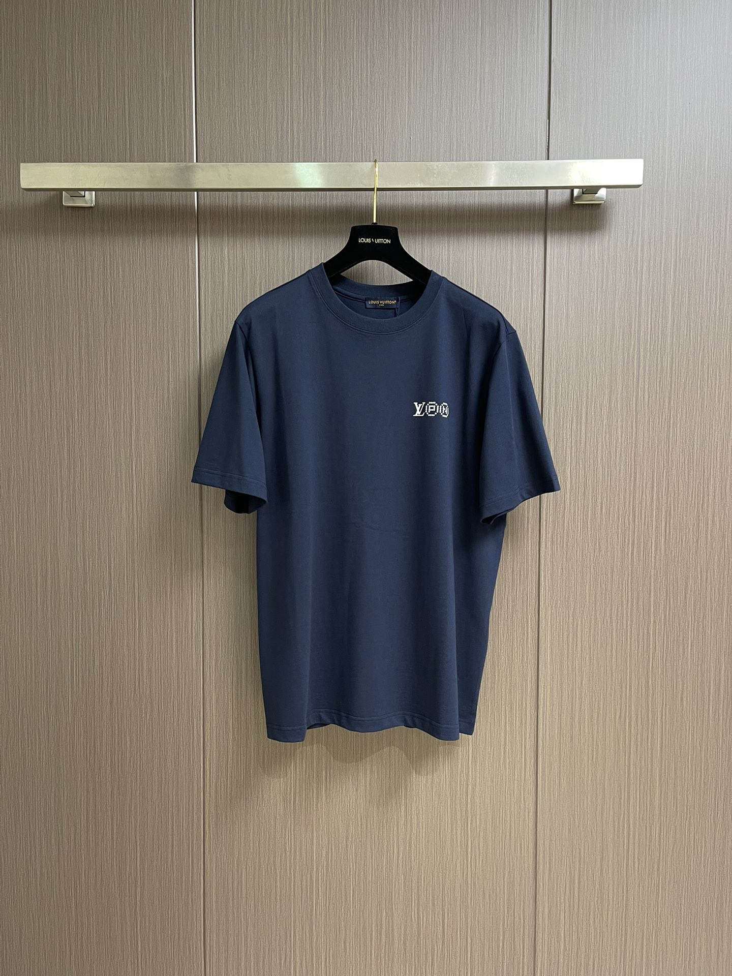 NO:490345,LV early autumn new trendy navy blue print T-shirt, navy blue comes with a calm and high-end texture. This T-shirt is made of tightly knitted pure cotton fabric, which feels soft and skin-friendly, breathable and comfortable, allowing you to be free and unrestrained in various occasions such as daily commuting, shopping and playing. The classic V-letter logo on the chest highlights the brand's charm and style, and the interesting little man print design on the back adds agility and personality to the overall, breaks the monotony and easily shows unique fashion taste. Size XS-L,,louis vuitton,tees, t-shirt, alexander wang19860909LV 早秋新款藏青潮流小人印花T恤,藏青色系自带沉稳高级质感,这件T恤采用紧密针织纯棉面料,触感柔软亲肤,透气又舒适,让你在日常通勤、逛街游玩等多种场合都能自在无拘.胸前经典的V字母标识,彰显品牌魅力与格调,后背趣味小人印花设计,为整体增添了灵动与个性,打破单调,轻松展现独特时尚品味.尺码XS-L,,louis vuitton,tees，t-shirt,alexander wang,Men's clothing